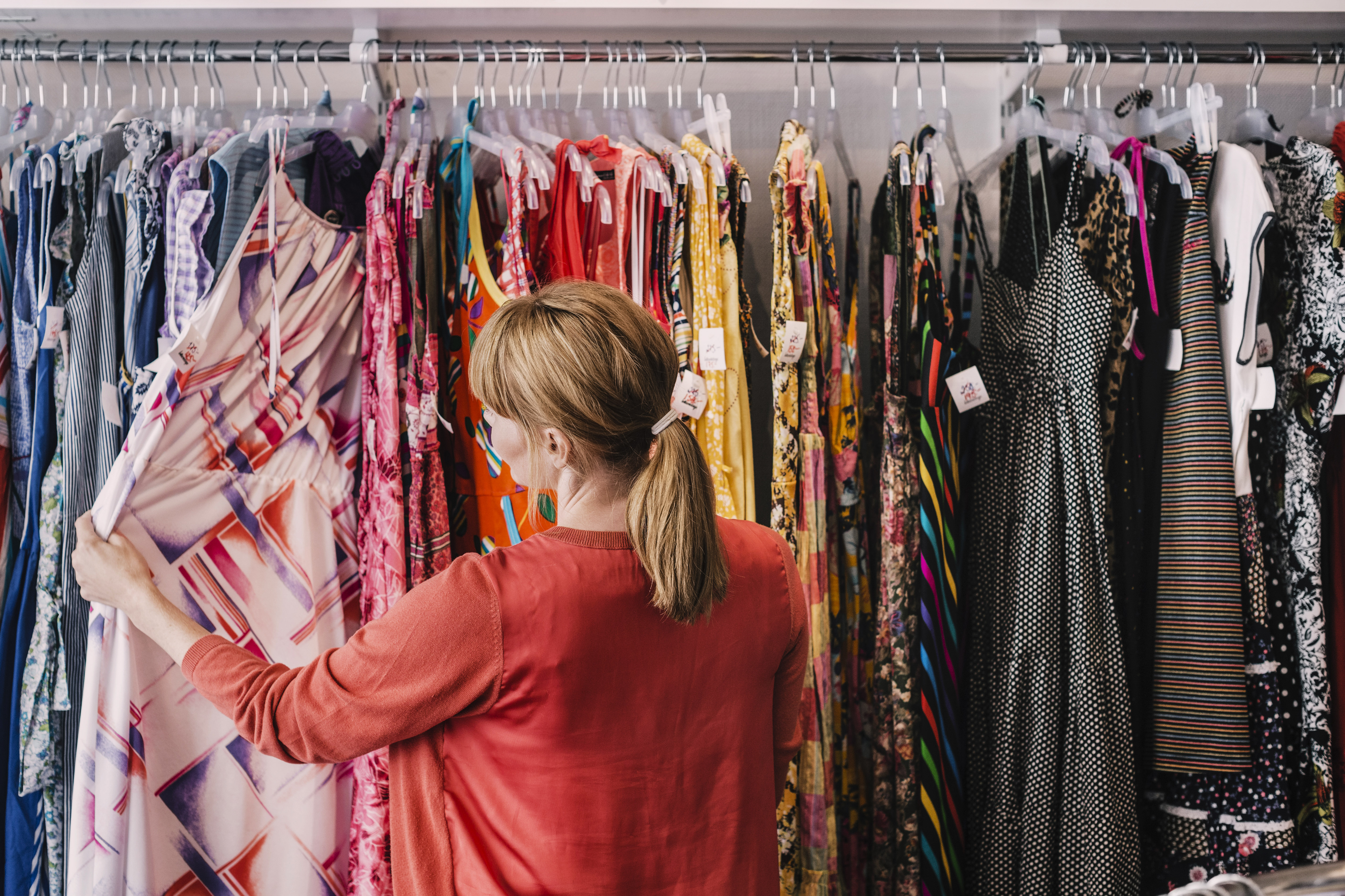 Une femme regarde des robes dans un magasin | Source : Getty Images