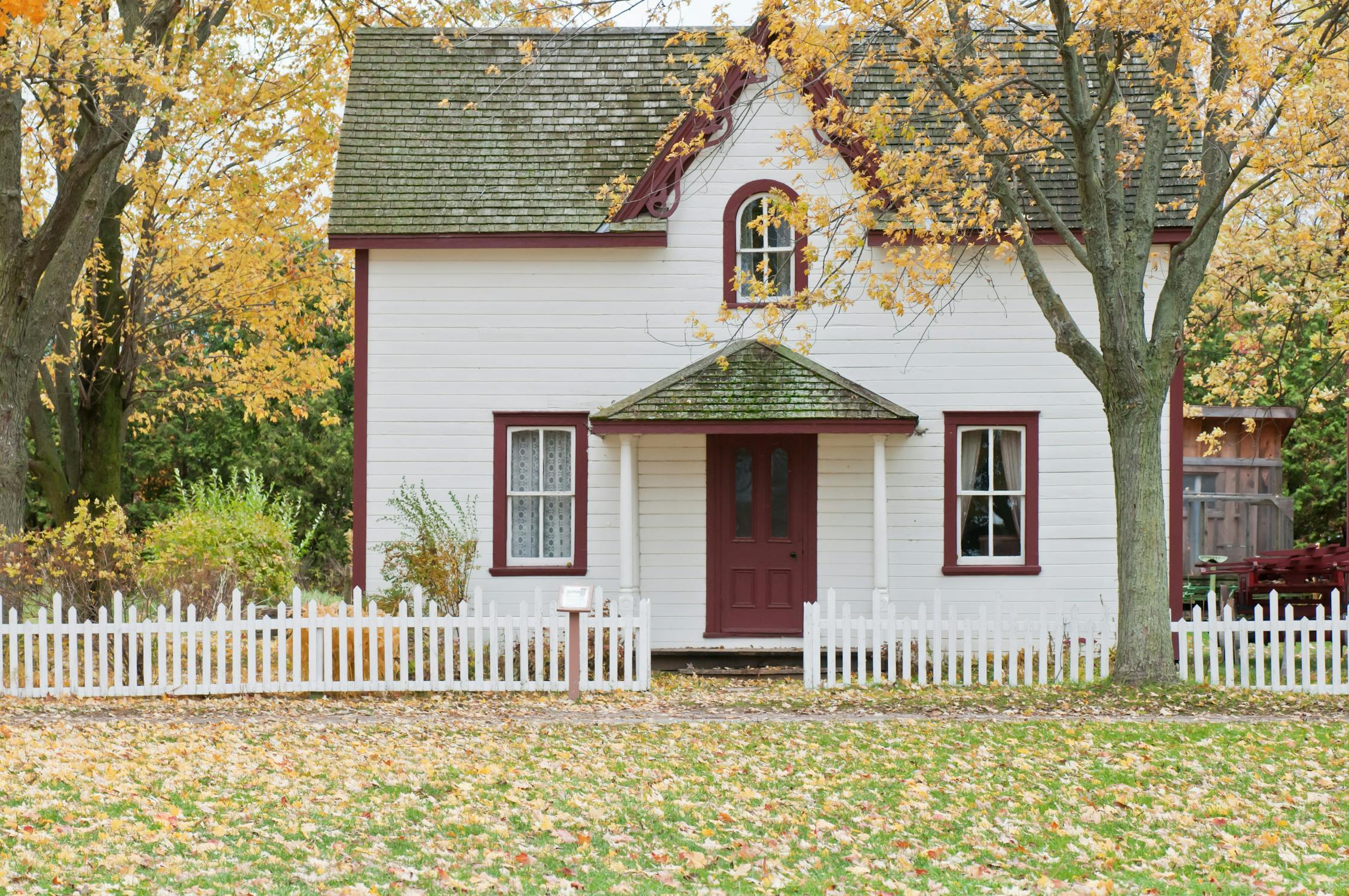 Une maison en bois avec une clôture | Source : Pexels