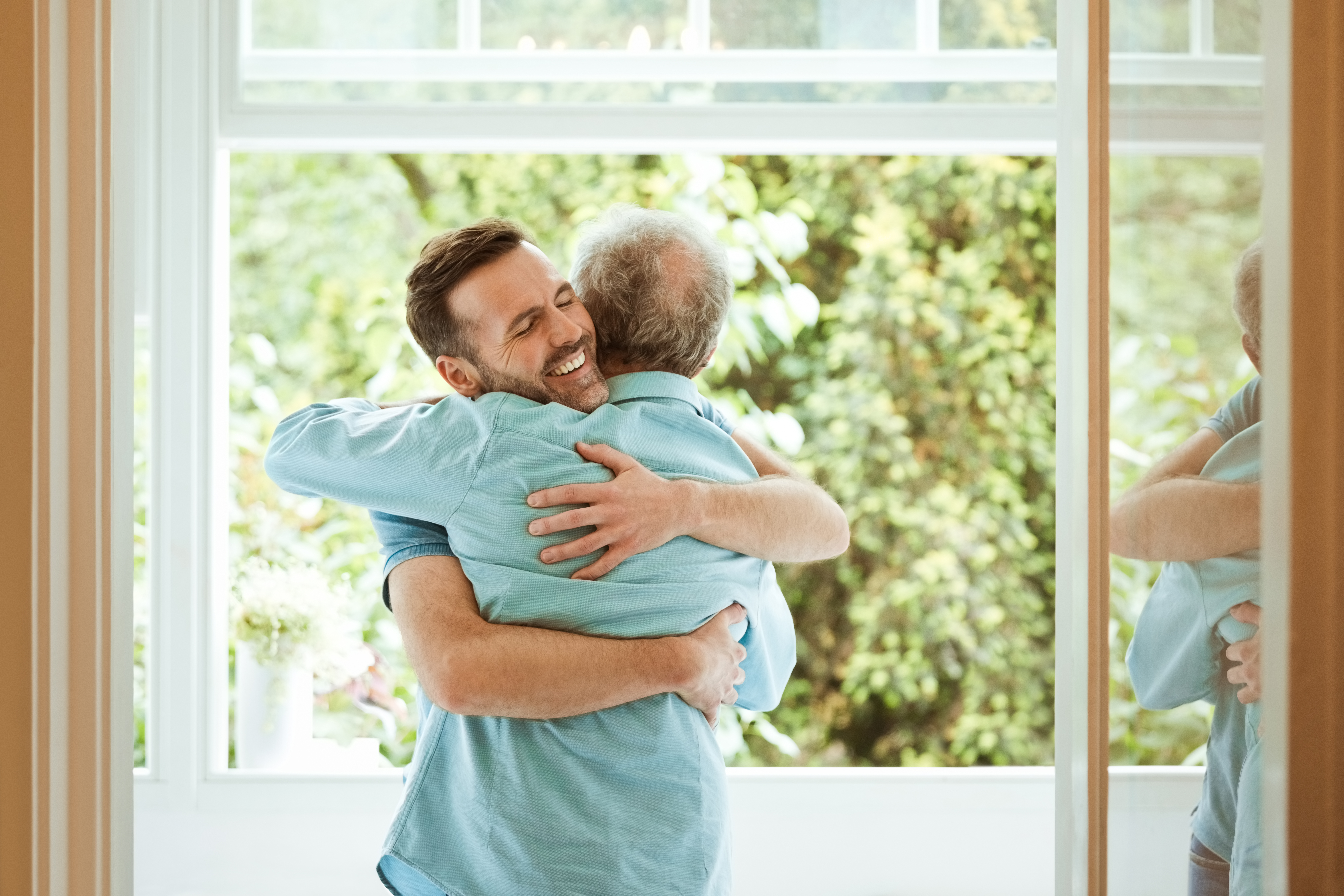 Un fils serrant son père dans ses bras | Source : Getty Images