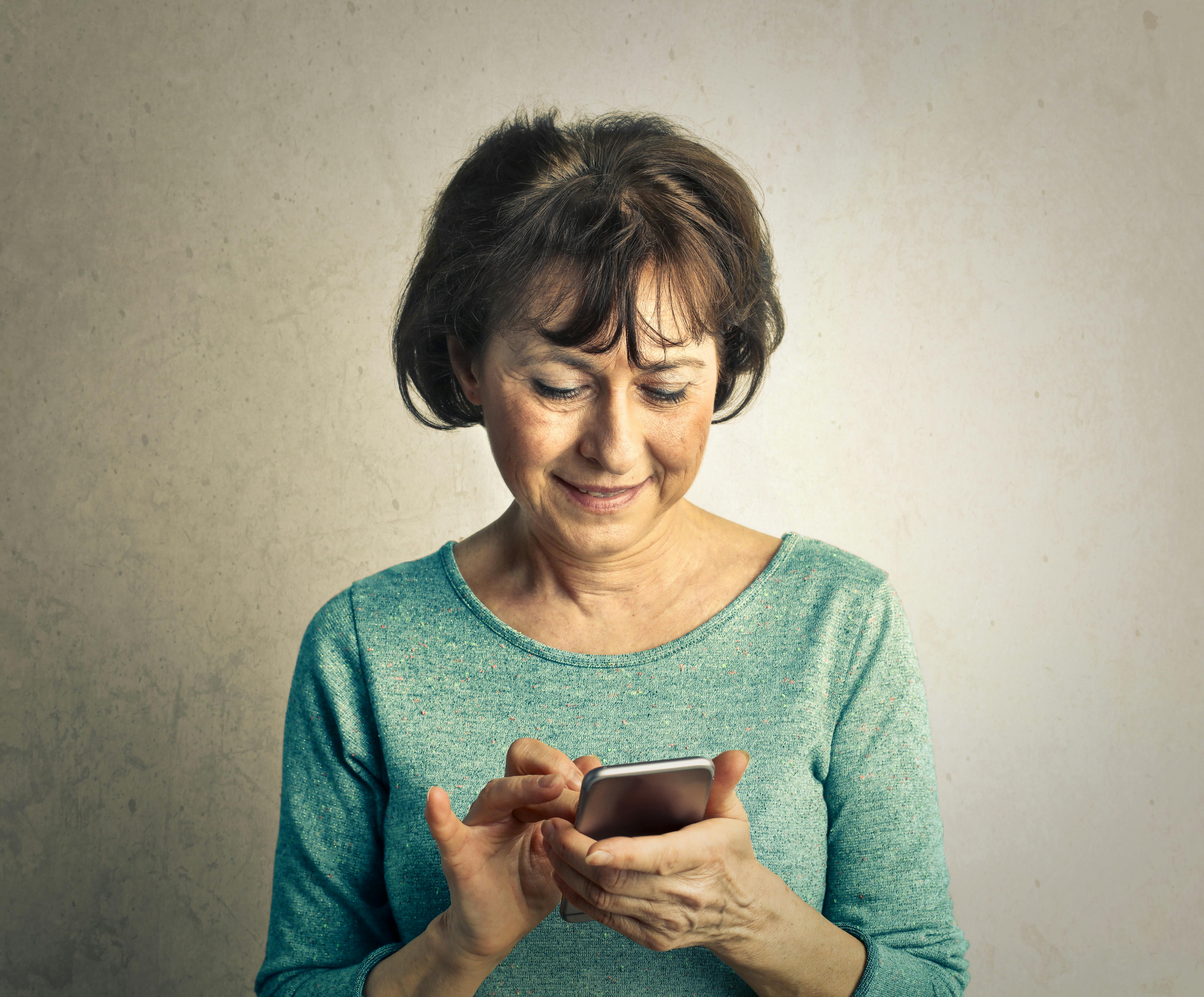 Une femme âgée qui envoie des textos | Source : Pexels