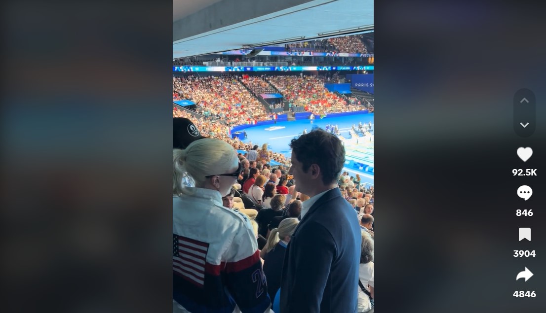 Lady Gaga présentant le premier ministre français Gabriel Attal à son fiancé Michael Polansky lors des Jeux olympiques d'été de Paris le 28 juillet 2024 | Source : TikTok/gabriel_attal