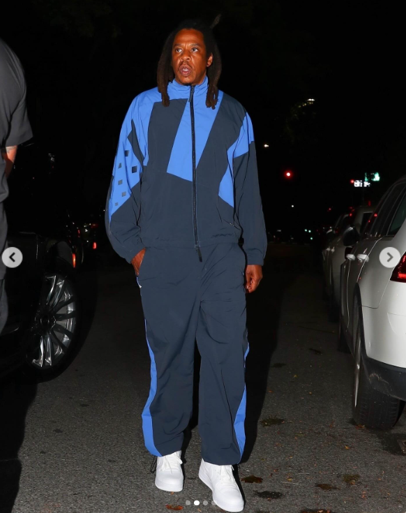 Jay-Z porte un survêtement aux accents bleus et des baskets blanches lors d'une soirée avec sa femme, Beyoncé, à Brooklyn, New York, posté en août 2024 | Source : Instagram/justjared