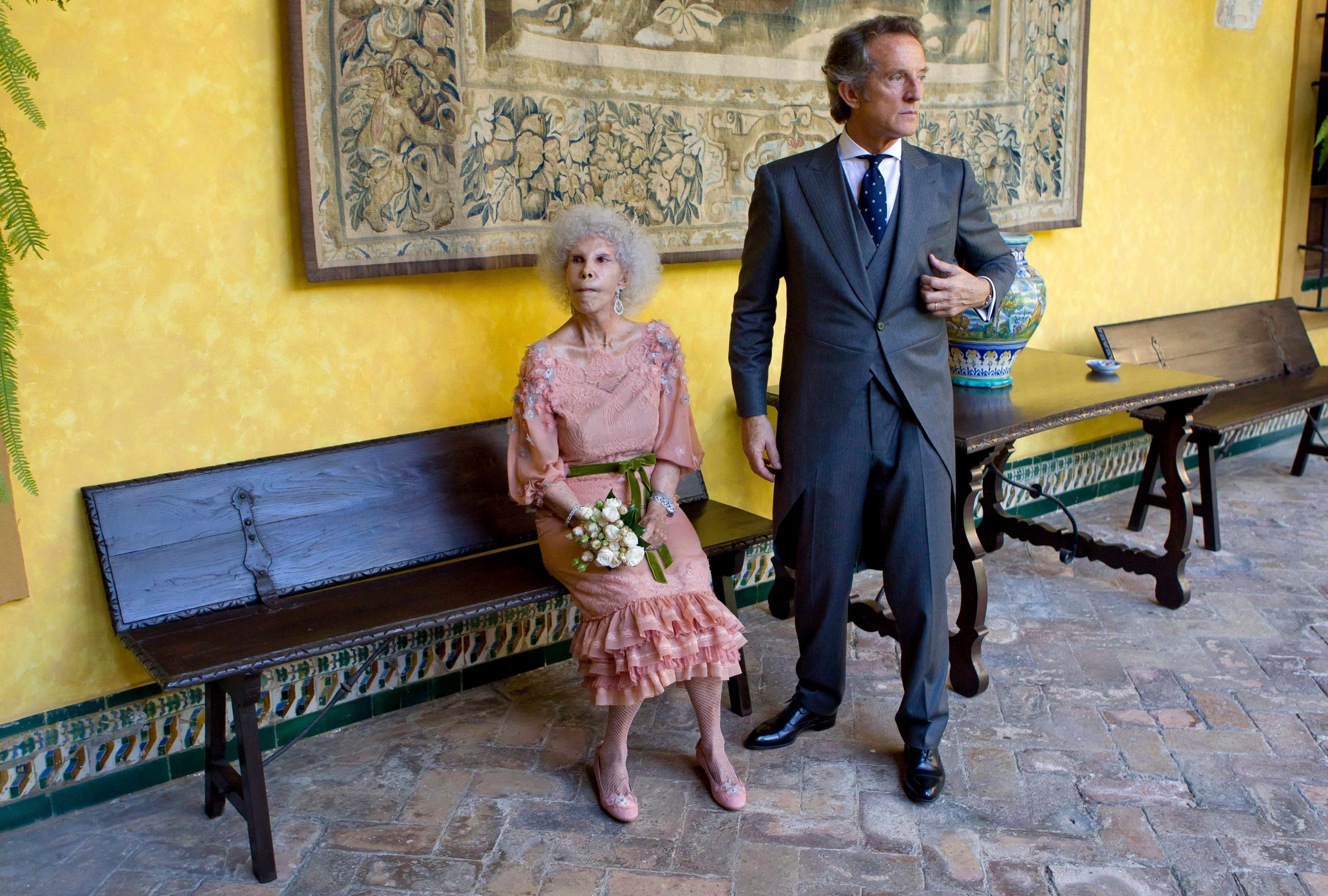 La duchesse d'Alba, Maria del Rosario Cayetana Fitz-James-Stuart et Alfonso Diez le jour de leur mariage à Séville, en Espagne, le 5 octobre 2011 | Source : Getty Images