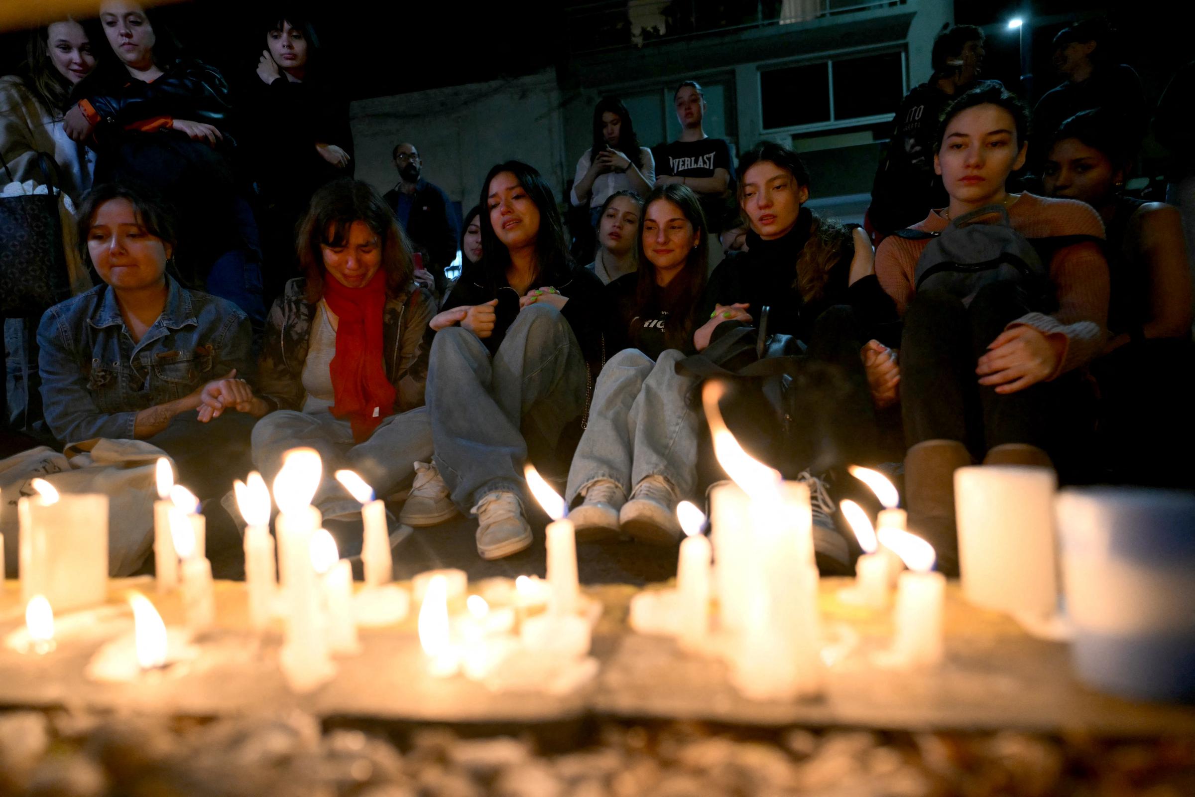 Des fans du chanteur britannique Liam Payne ont allumé des bougies à côté de l'hôtel où il est décédé à Buenos Aires le 16 octobre 2024 | Source : Getty Images