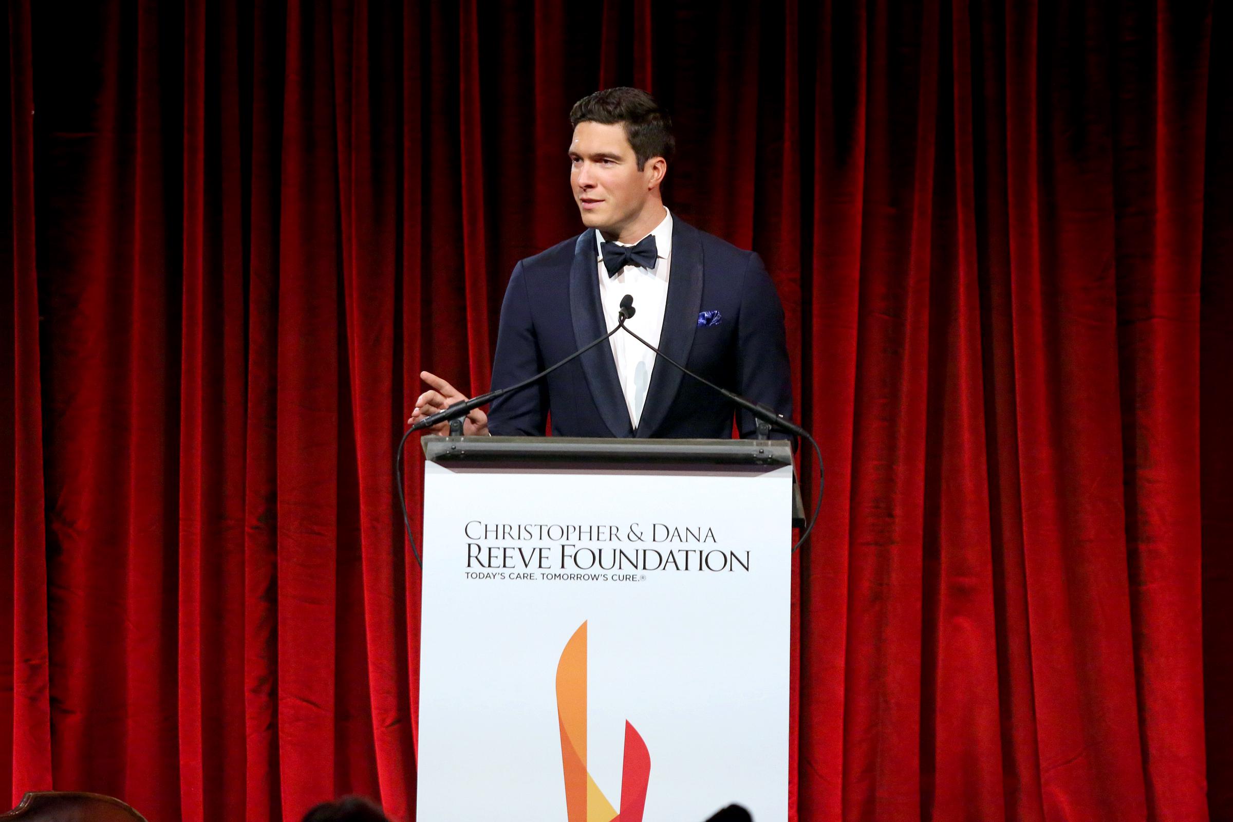 Will Reeve prend la parole sur scène lors du gala 2019 de la fondation Christopher &amp; Dana Reeve, le 14 novembre 2019 à New York. | Source : Getty Images