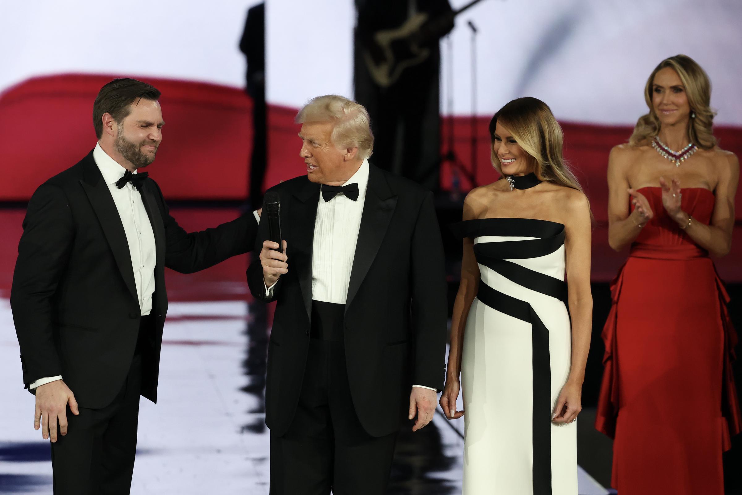 JD Vance, Donald, Melania et Lara Trump sur scène lors du bal inaugural de Liberty le 20 janvier 2025 | Source : Getty Images