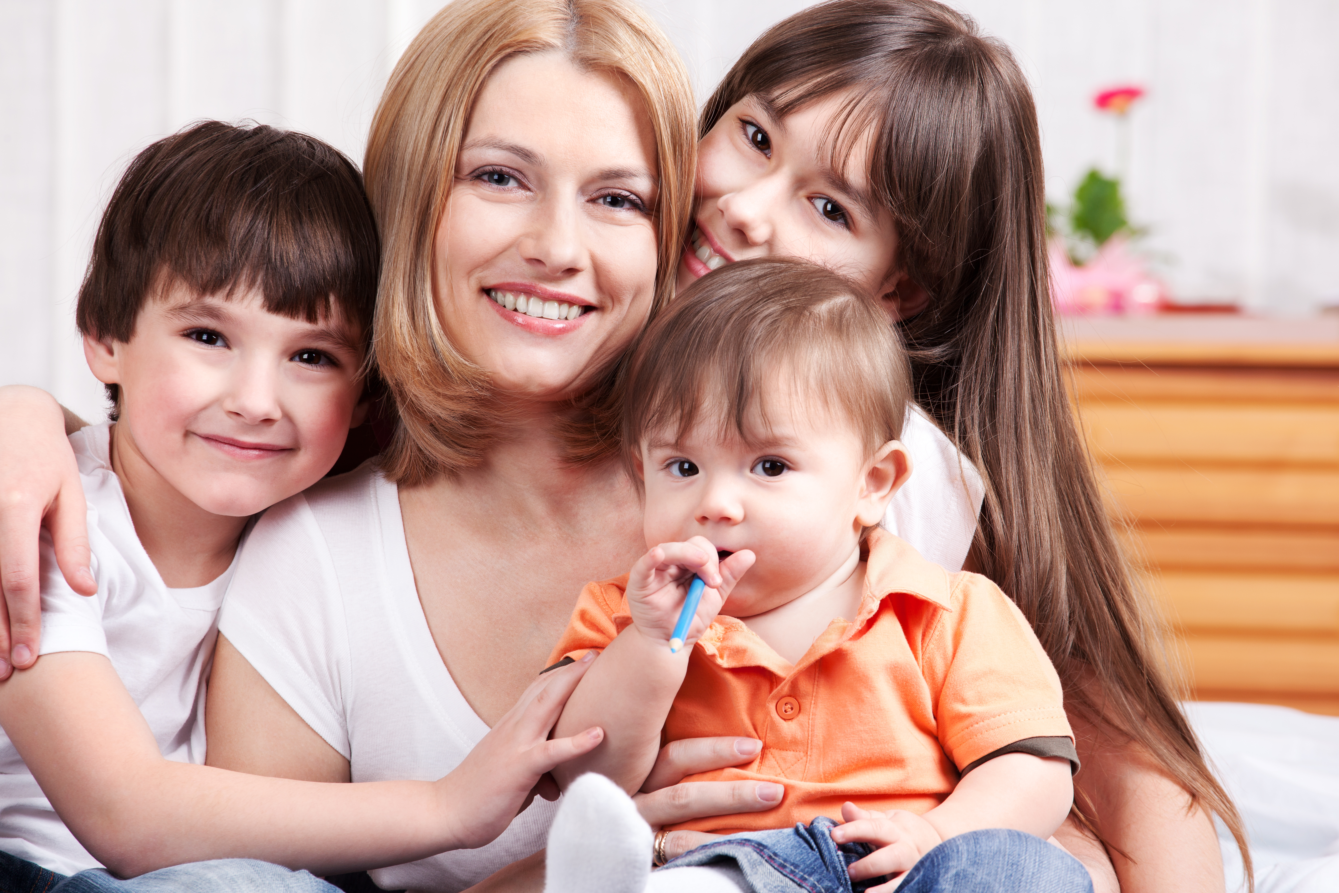 une femme avec trois enfants | Source : Shutterstock