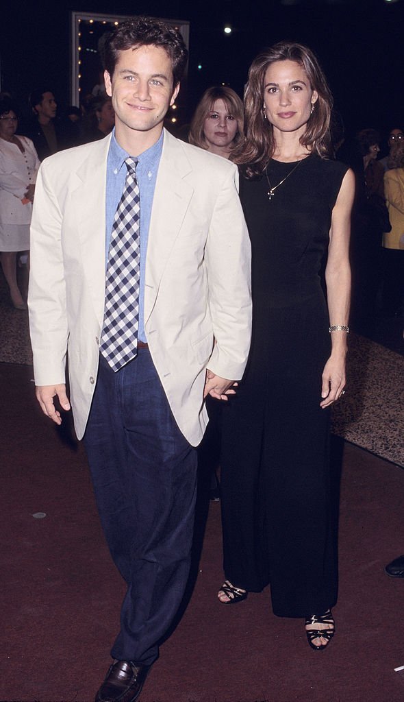 Kirk Cameron et Chelsea Noble, épouse pendant "Un concert d'espoir" au profit d'un centre sur la toxicomanie au Pantages Theatre à Hollywood, 16 octobre 1995 |  Photo : GettyImages