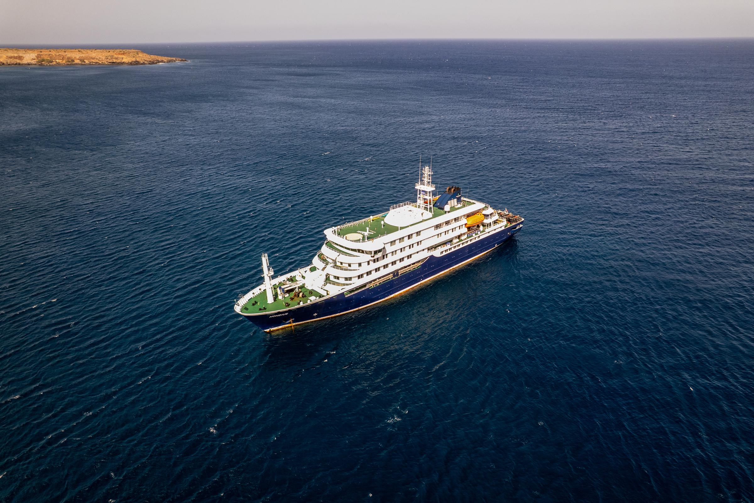 Cette photo aérienne offre une vue d'ensemble du paquebot MV Hondius à son arrivée au port de Praia, la capitale du Cap-Vert, le 3 mai 2026. | Source : Getty Images