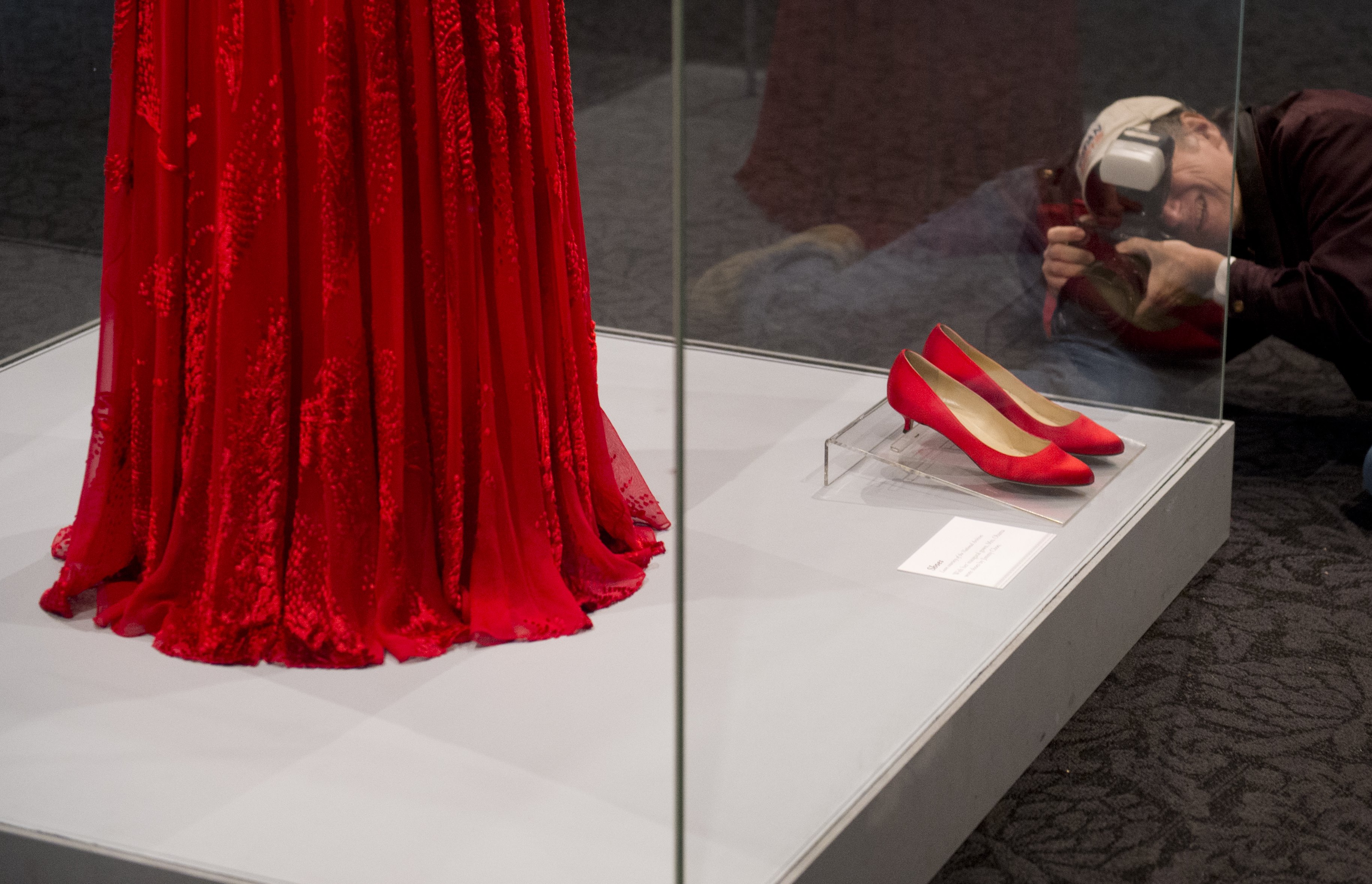 L'engouement autour de la garde-robe de Michelle est devenu si intense que certaines de ses tenues les plus mémorables ont fini par être considérées comme des pièces de musée. Sa robe rubis signée Jason Wu, portée lors de la deuxième investiture de Barack Obama — ainsi que les chaussures Jimmy Choo qu'elle portait avec —, a été exposée au Musée national d'histoire américaine du Smithsonian. | Source : Getty Images
