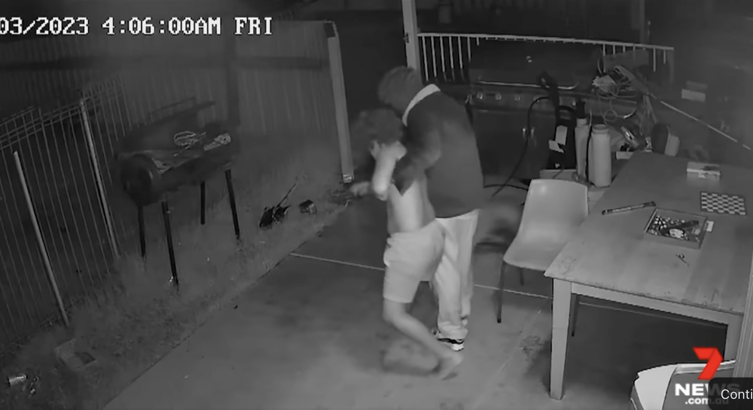 Des images de vidéosurveillance montrent l'homme masqué pénétrant dans la maison et enlevant le garçon : Facebook.com/7NEWS Perth