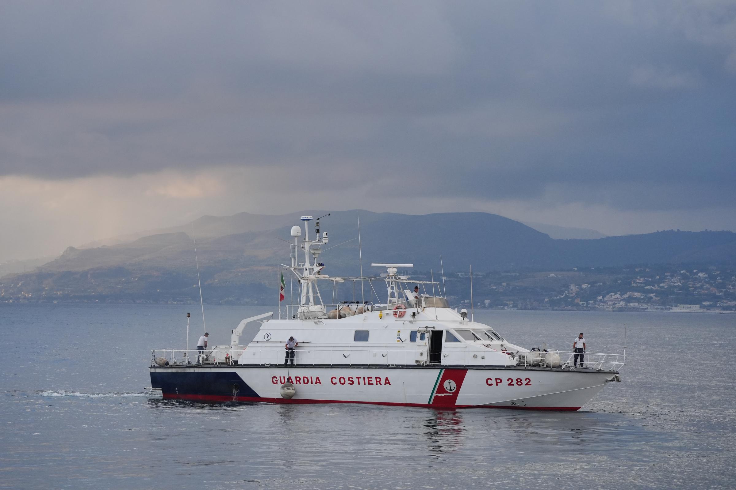 Un bateau des garde-côtes italiens se dirige vers le site du Bayesian au quatrième jour de l'opération de recherche et de récupération au large de Porticello, en Sicile, le 22 août 2024. | Source : Getty Images