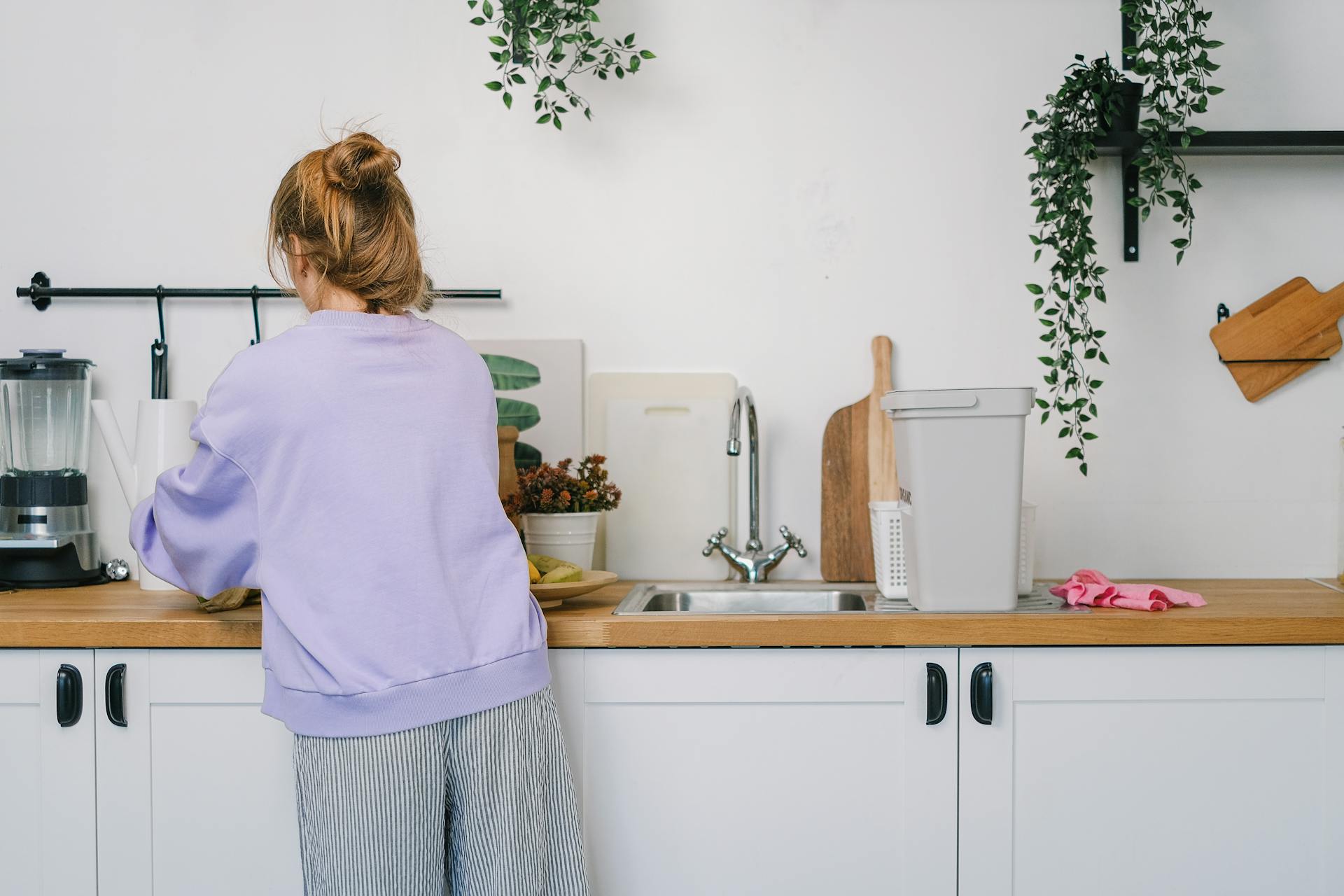 Une femme debout dans sa cuisine | Source : Pexels