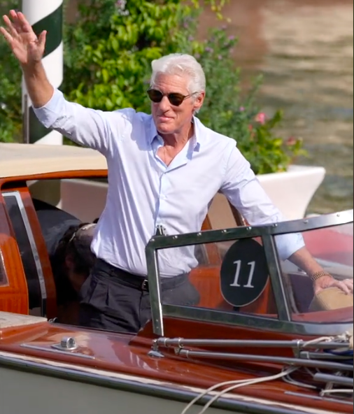 Richard Gere fait un signe de la main à ses fans à son arrivée au 81e Festival international du film de Venise, posté le 1 septembre 2024 | Source : TikTok/@whoopsee.it