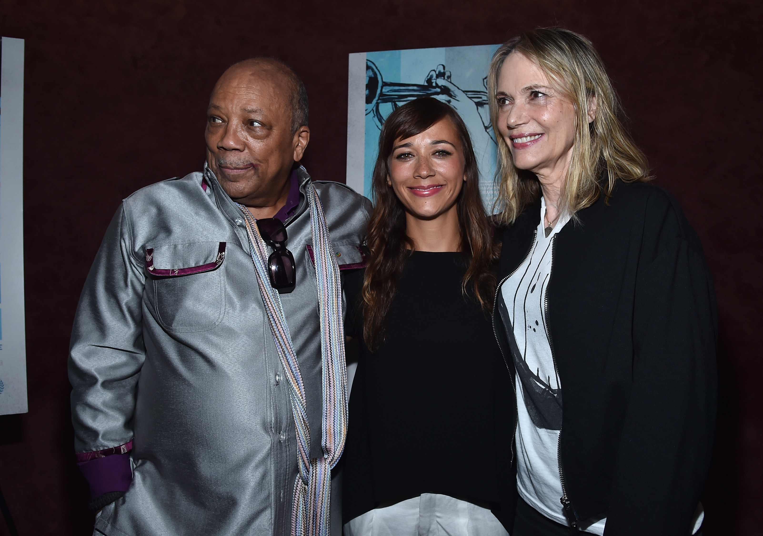 Quincy et Rashida Jones, avec Peggy Lipton, lors de la première de "Keep On Keepin' On" à Los Angeles le 17 septembre 2014 | Source : Getty Images