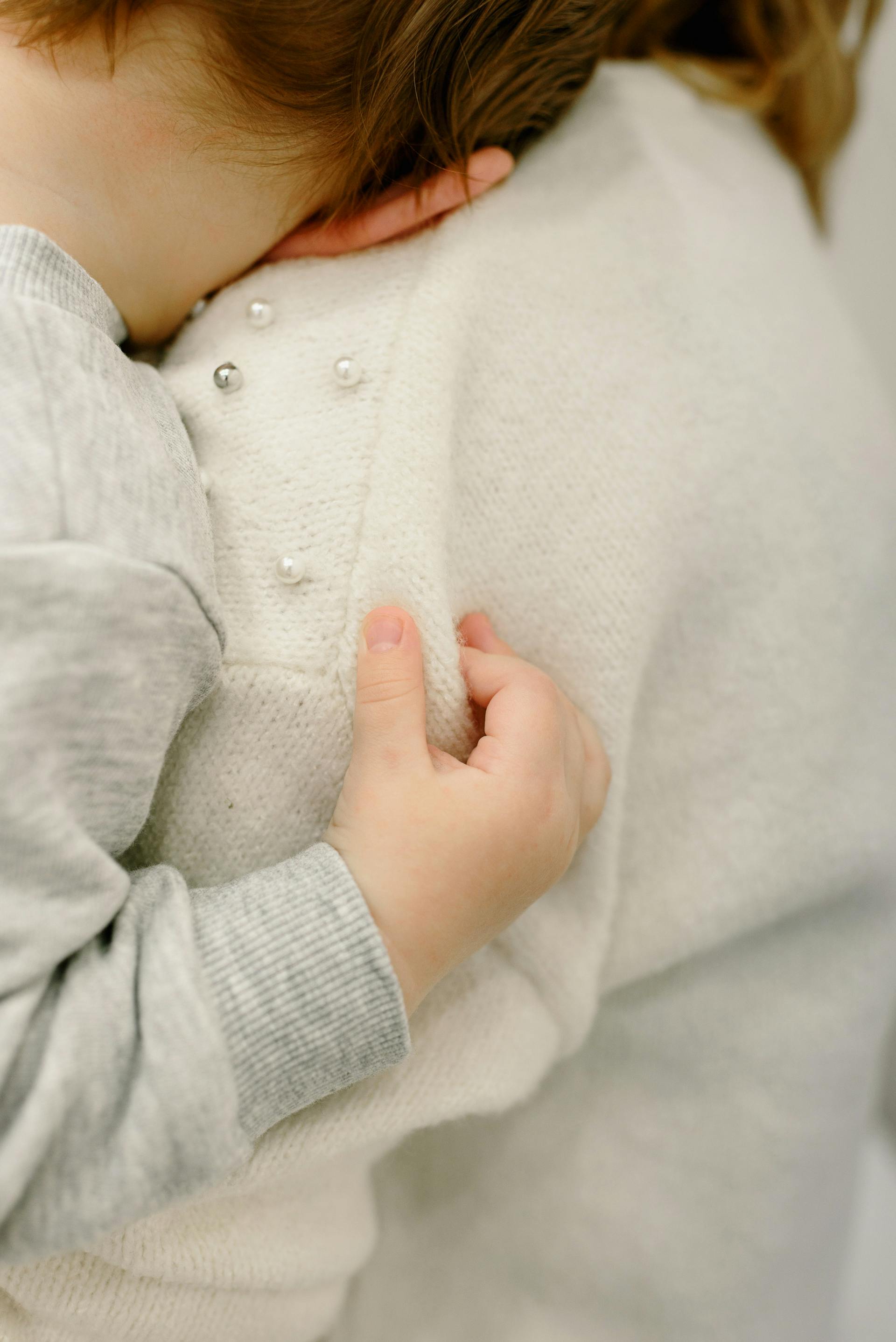 Un tout-petit qui s'appuie sur l'épaule de sa maman | Source : Pexels