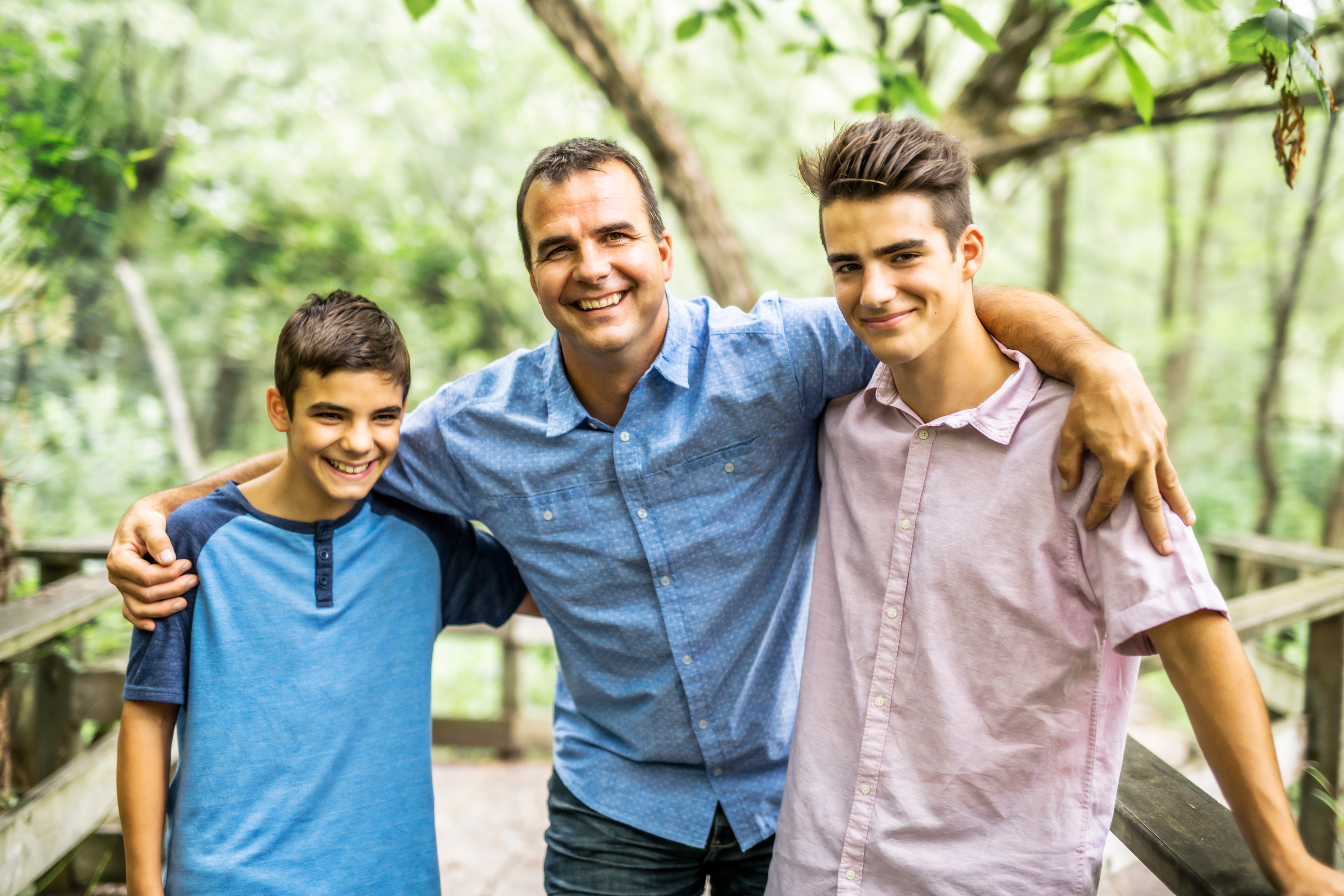 Un homme debout avec deux jeunes garçons | Source : Shutterstock