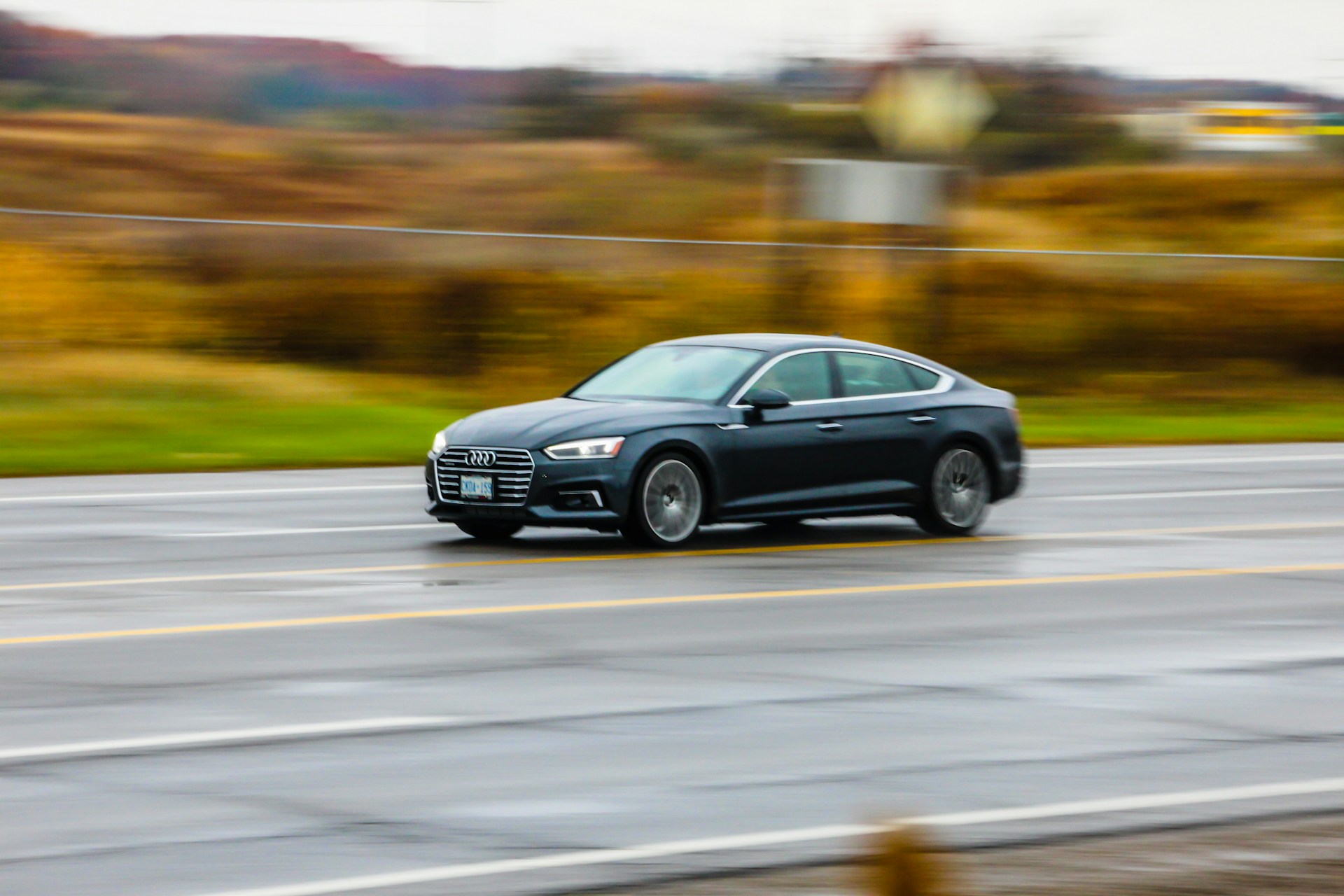 Une voiture en excès de vitesse sur la route | Source : Unsplash