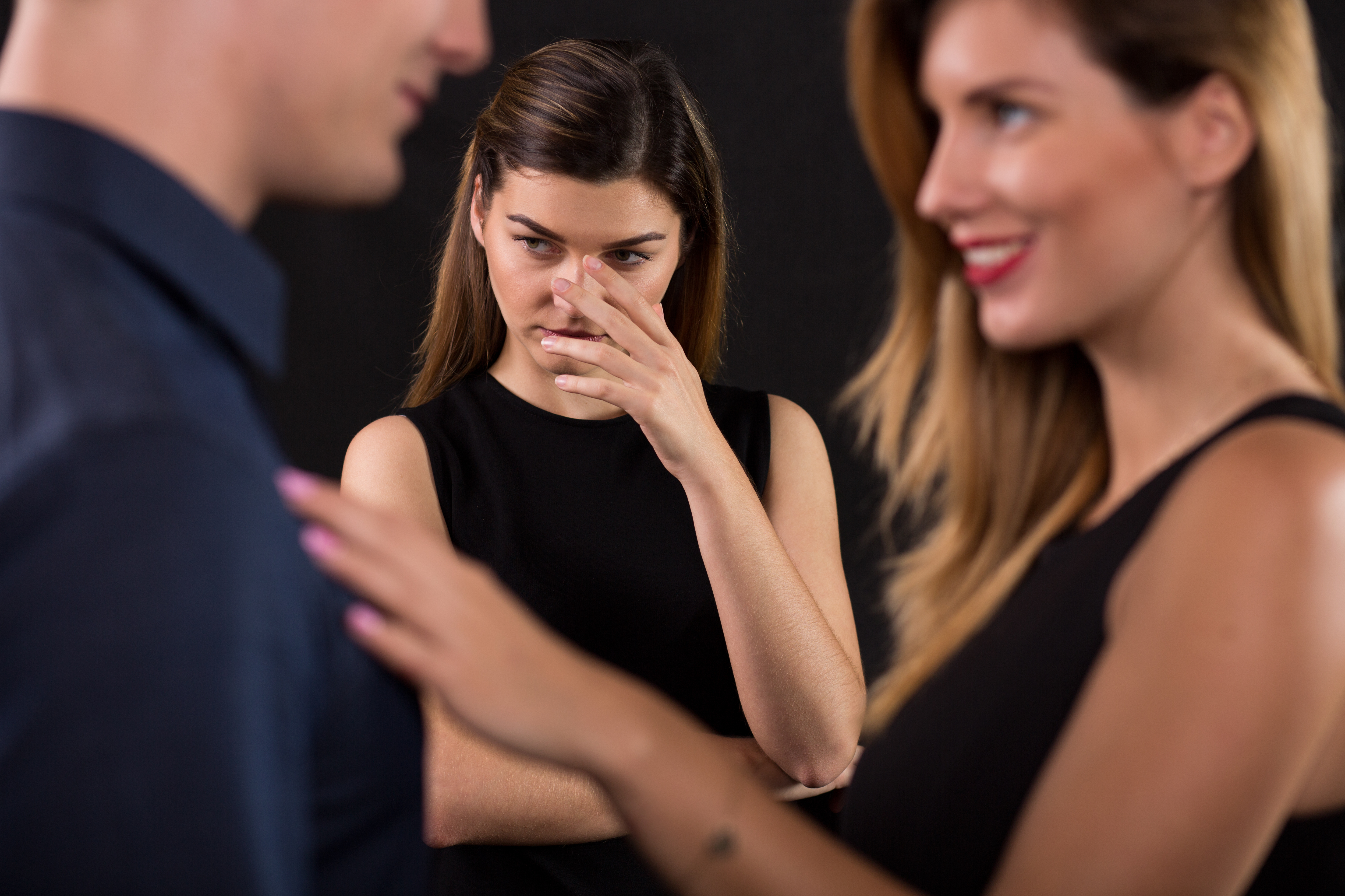 Un mari qui trompe sa femme avec une autre femme | Source : Shutterstock