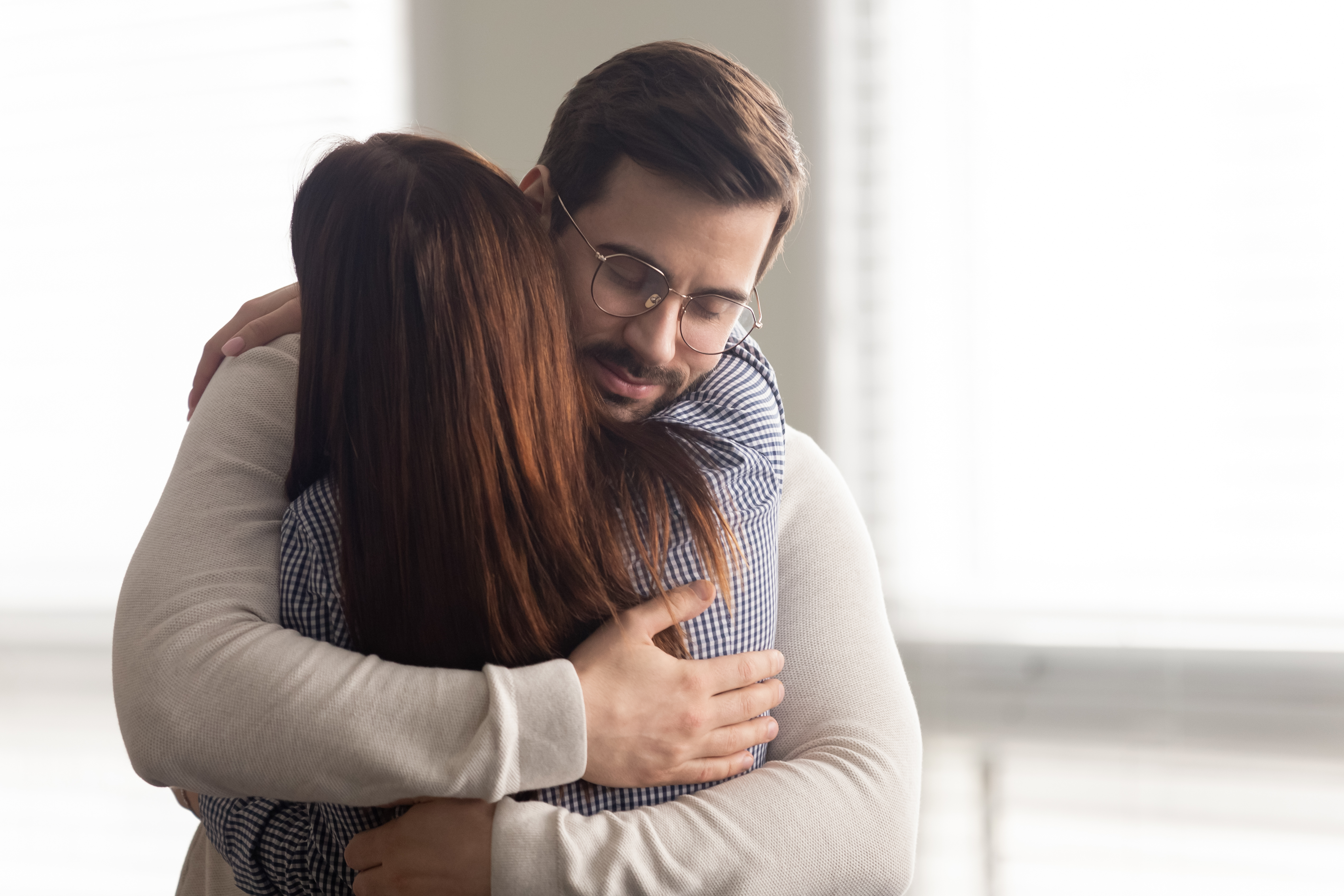 Homem abraça mulher triste | Fonte: Shutterstock.com