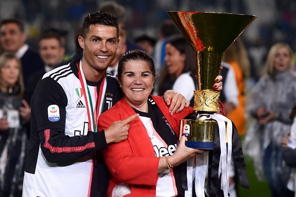Cristiano Ronaldo à côté de sa mère Maria Dolores dos Santos Aveiro à la fin du match de football de Serie A entre la Juventus FC et Atalanta BC. | Photo : Getty Images