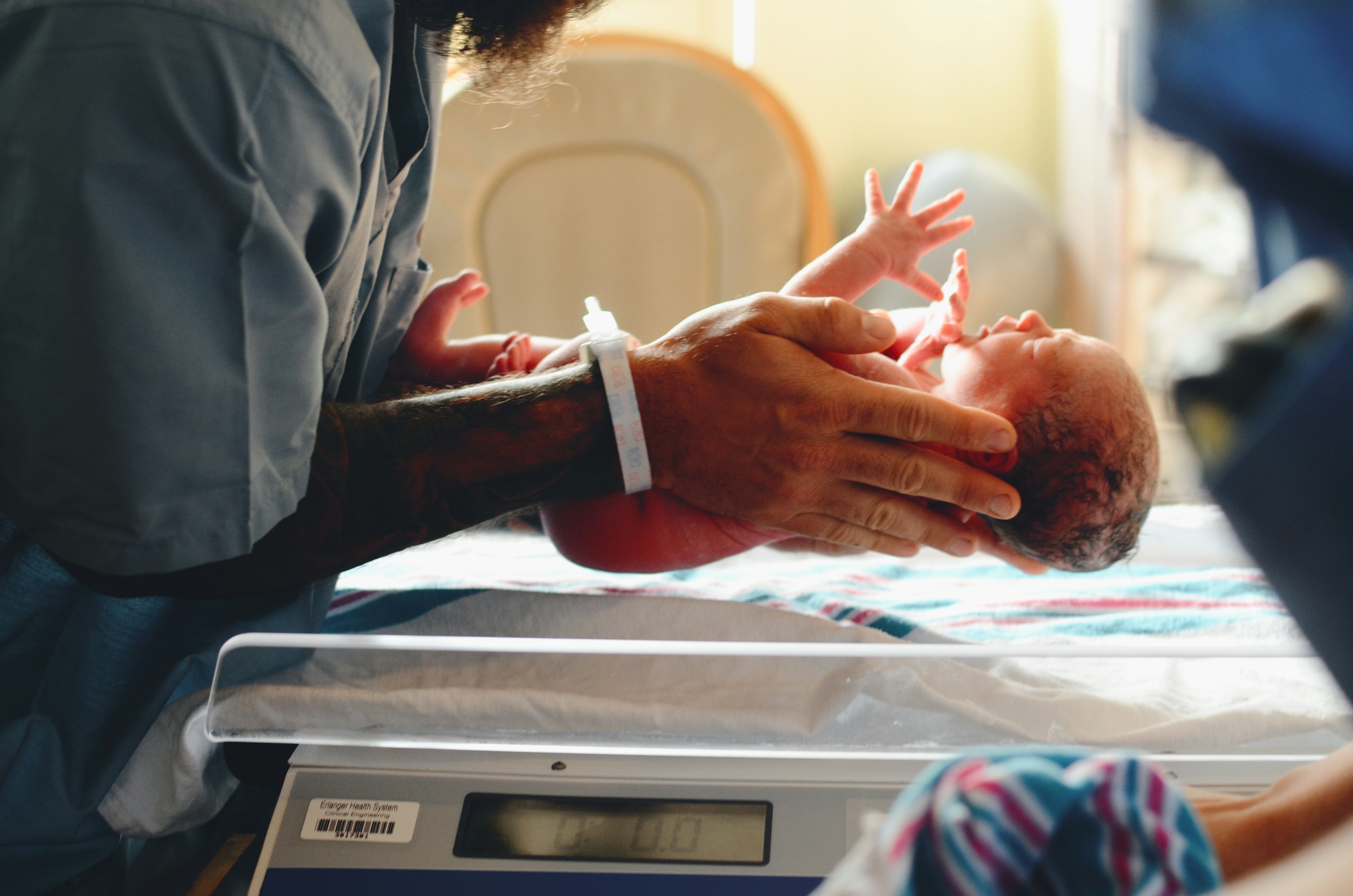 Un père rencontrant son nouveau-né | Source : Unsplash