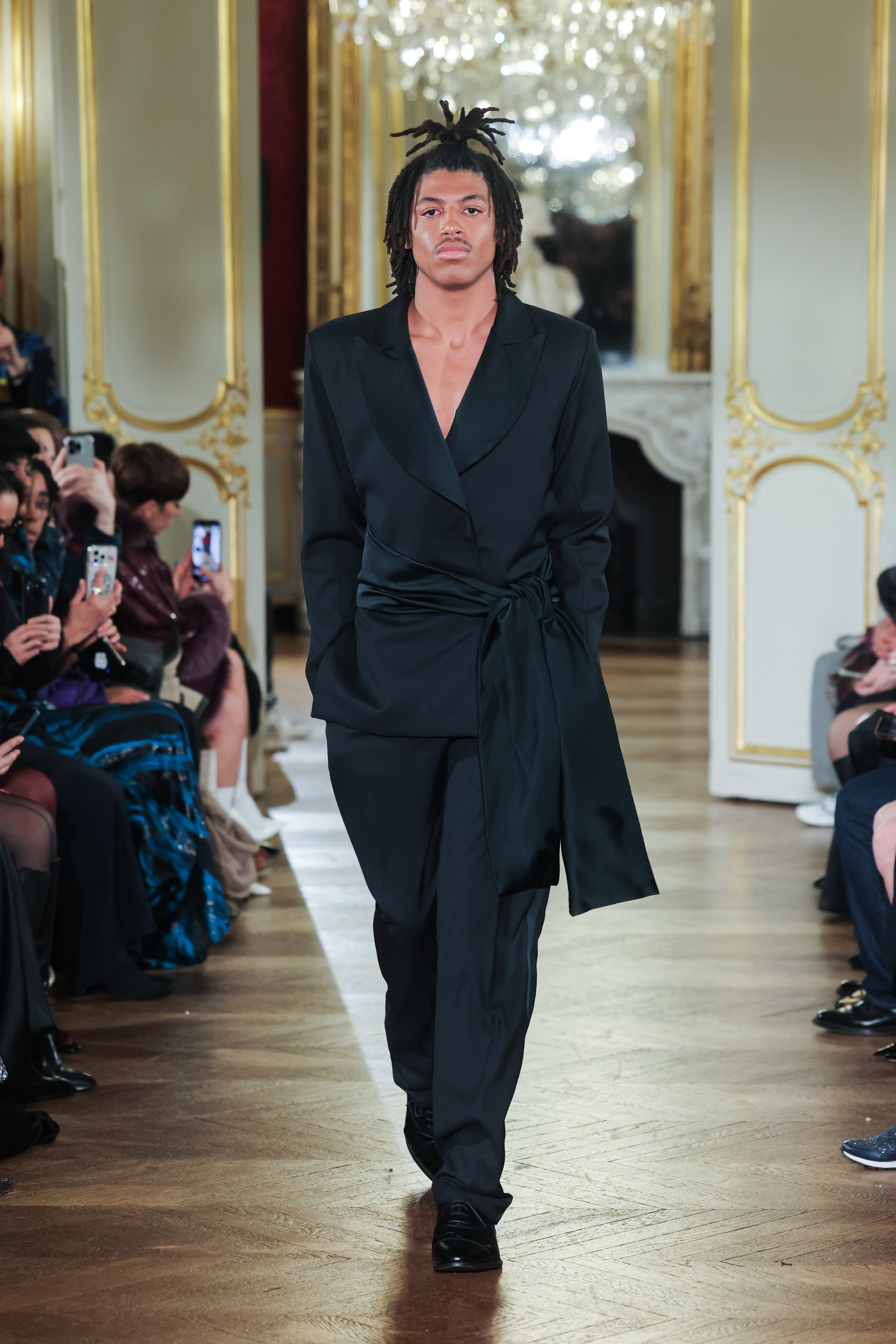 Henry Samuel participe au défilé de Lena Erziak lors de la Fashion Week de Paris le 28 janvier 2025 | Source : Getty Images