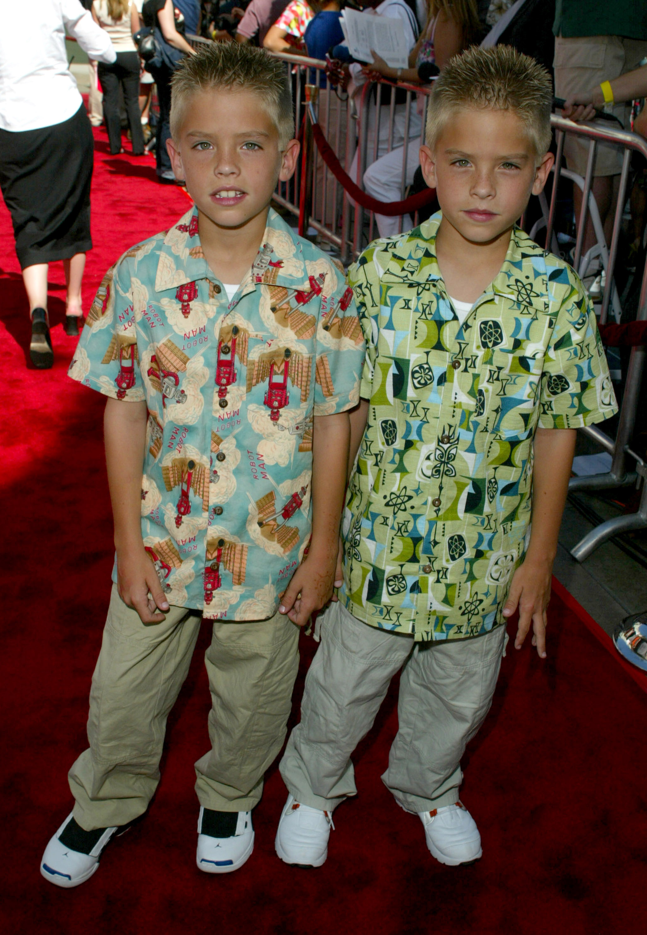 Dylan et Cole Sprouse à la première de "Star Wars : Episode II" à Los Angeles le 12 mai 2002. | Source : Getty Images