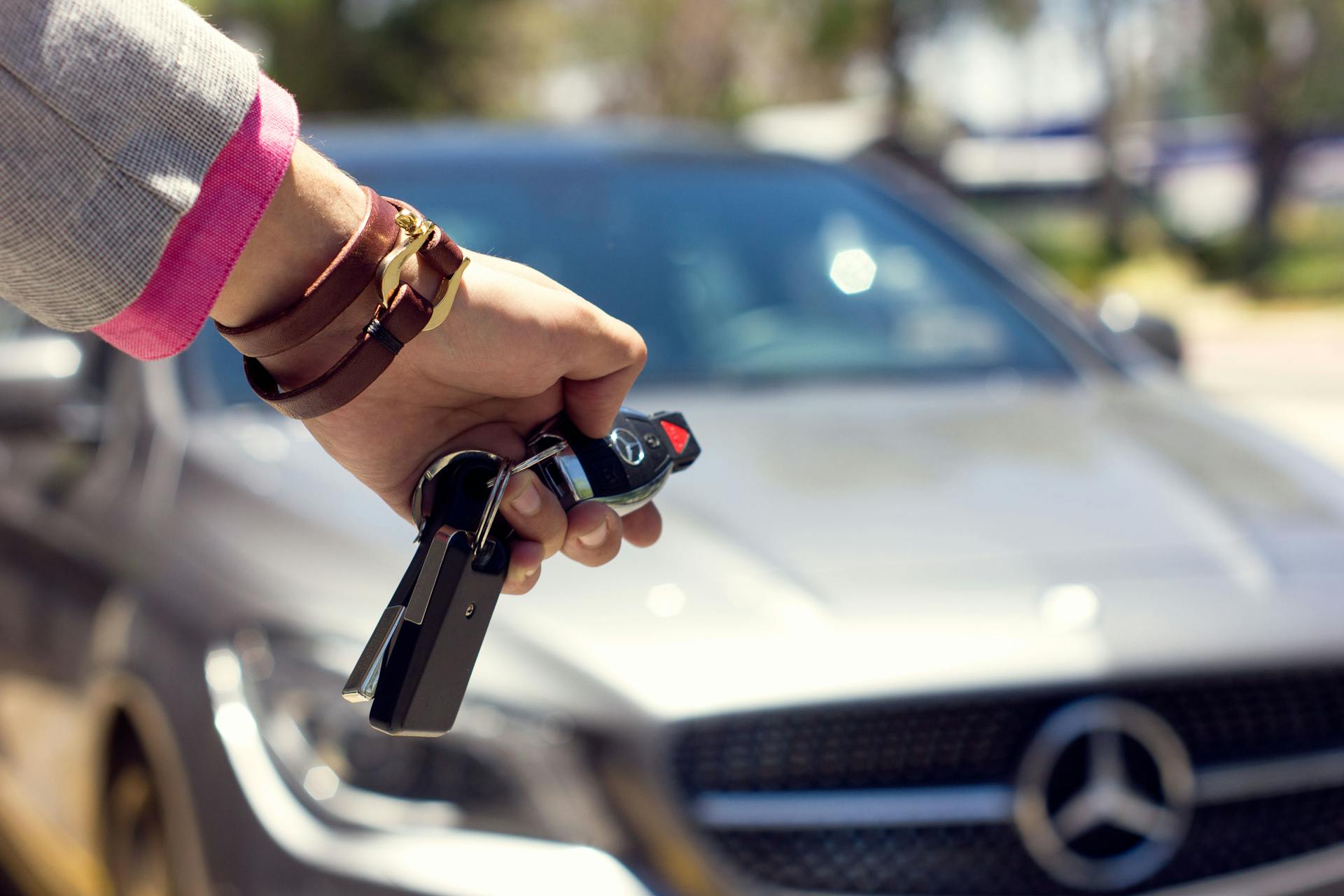 Une femme qui déverrouille sa voiture | Source : Pexels