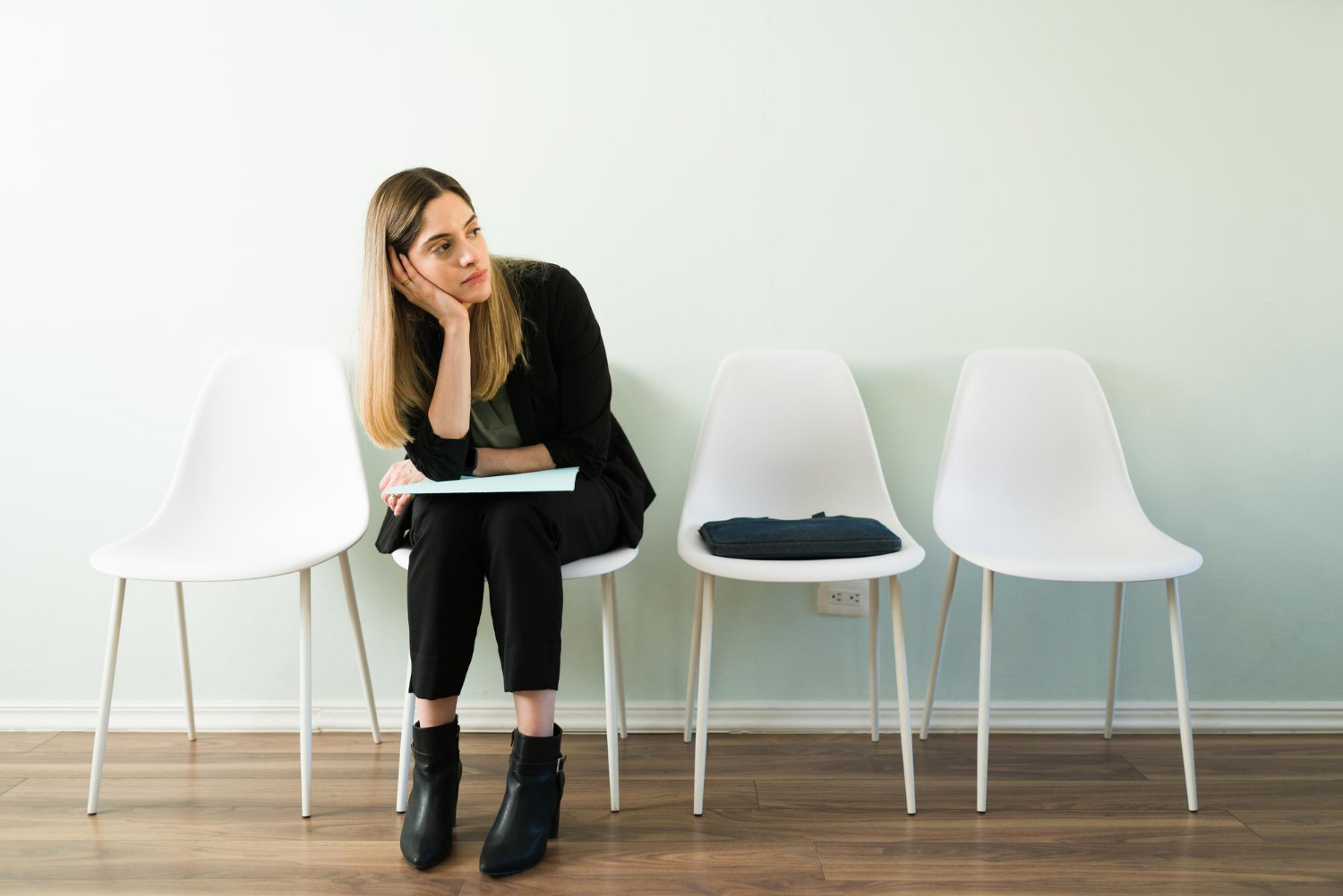 Une femme triste assise dans la salle d'attente | Source : Freepik