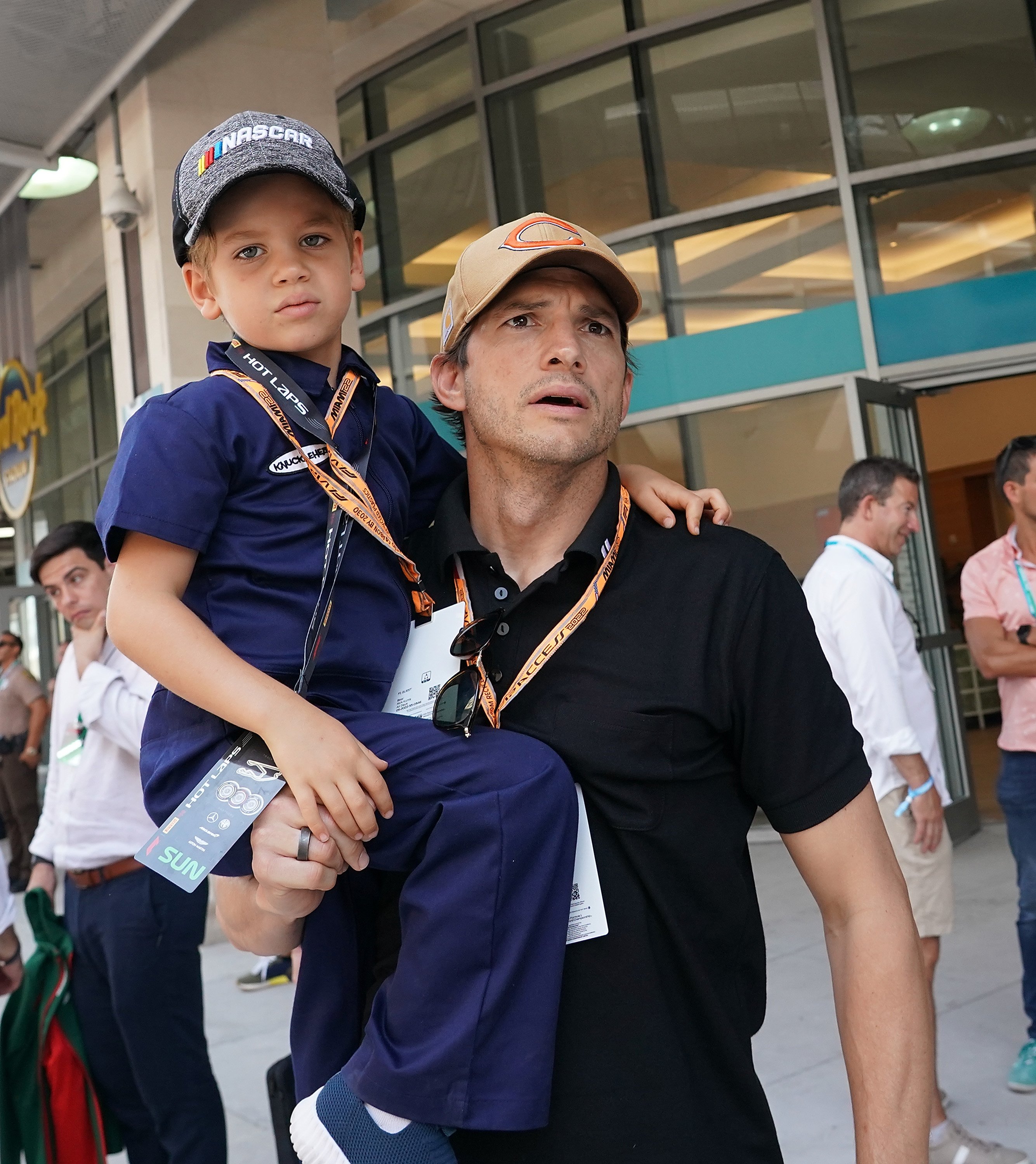 Ashton Kutcher et son fils Dimitri à Miami en 2022 | Source : Getty Images