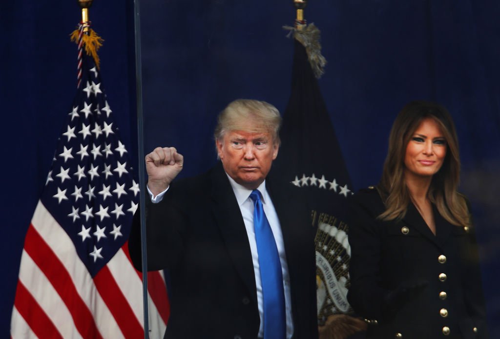 Le président Donald Trump et la première dame Melania Trump assistent à la cérémonie d'ouverture du défilé du Jour des anciens combattants | Photo: Getty Images