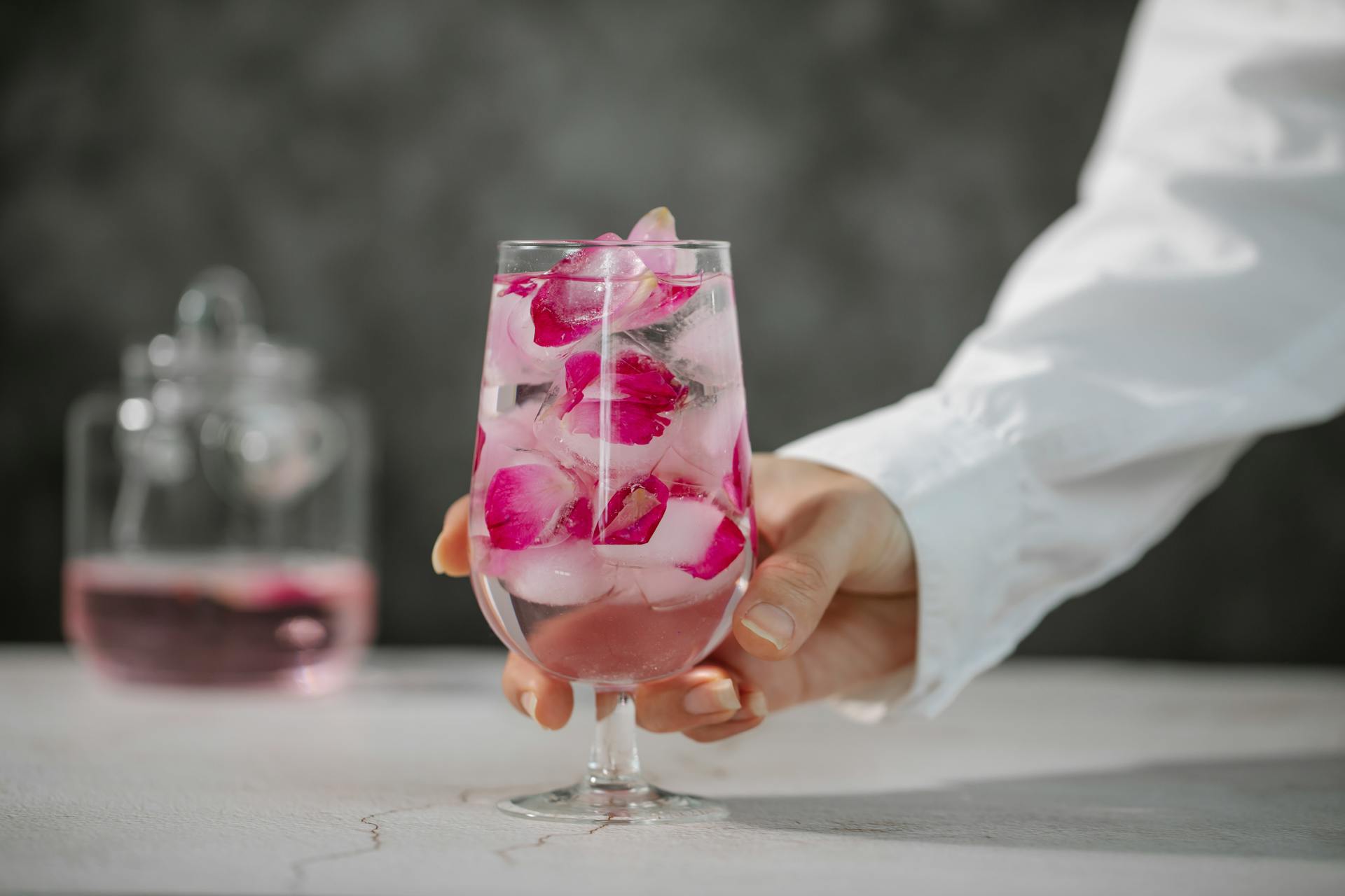 Un verre d'eau avec des blocs de glace fantaisie | Source : Pexels