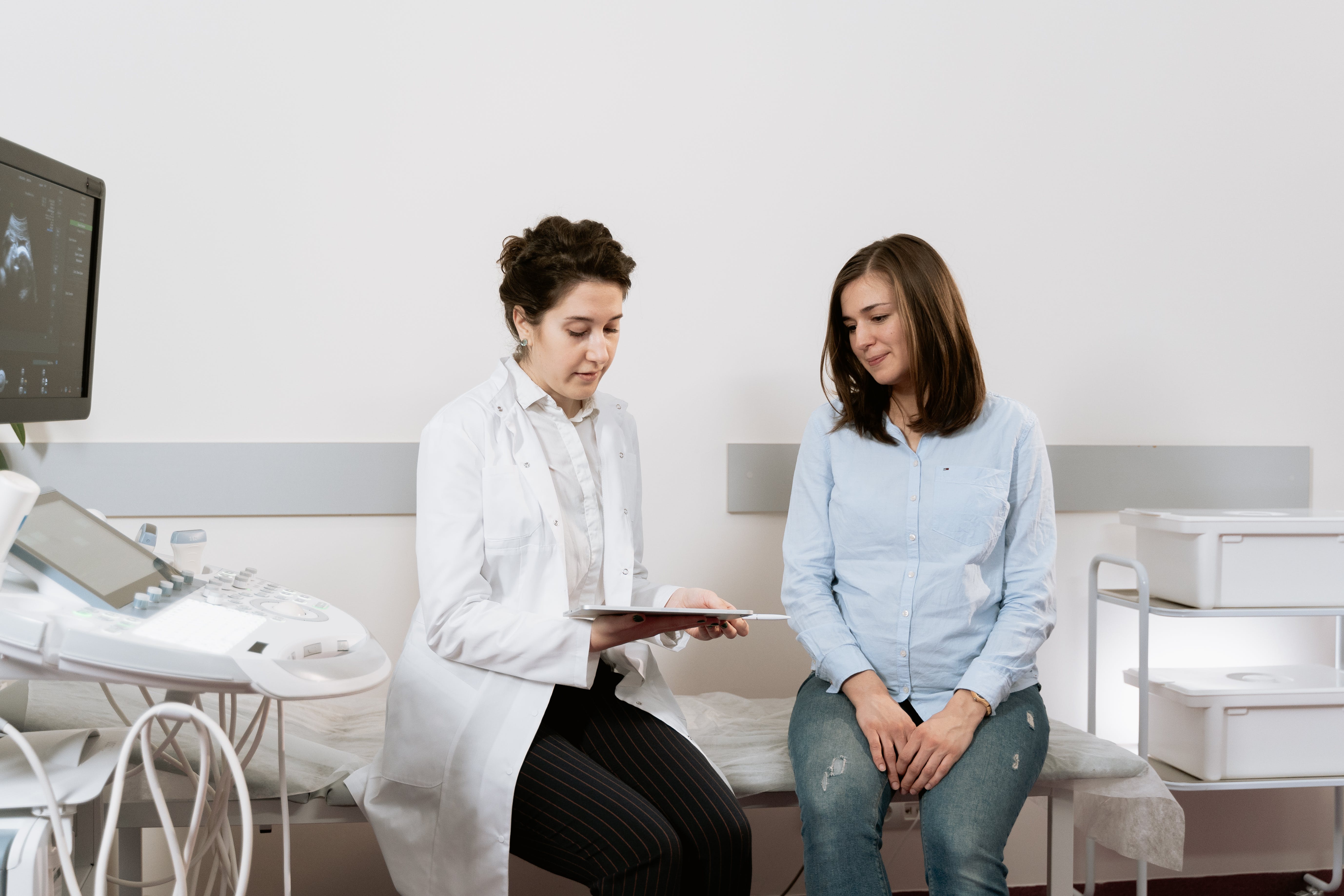 Une femme enceinte en consultation avec un médecin. | Source : Pexels