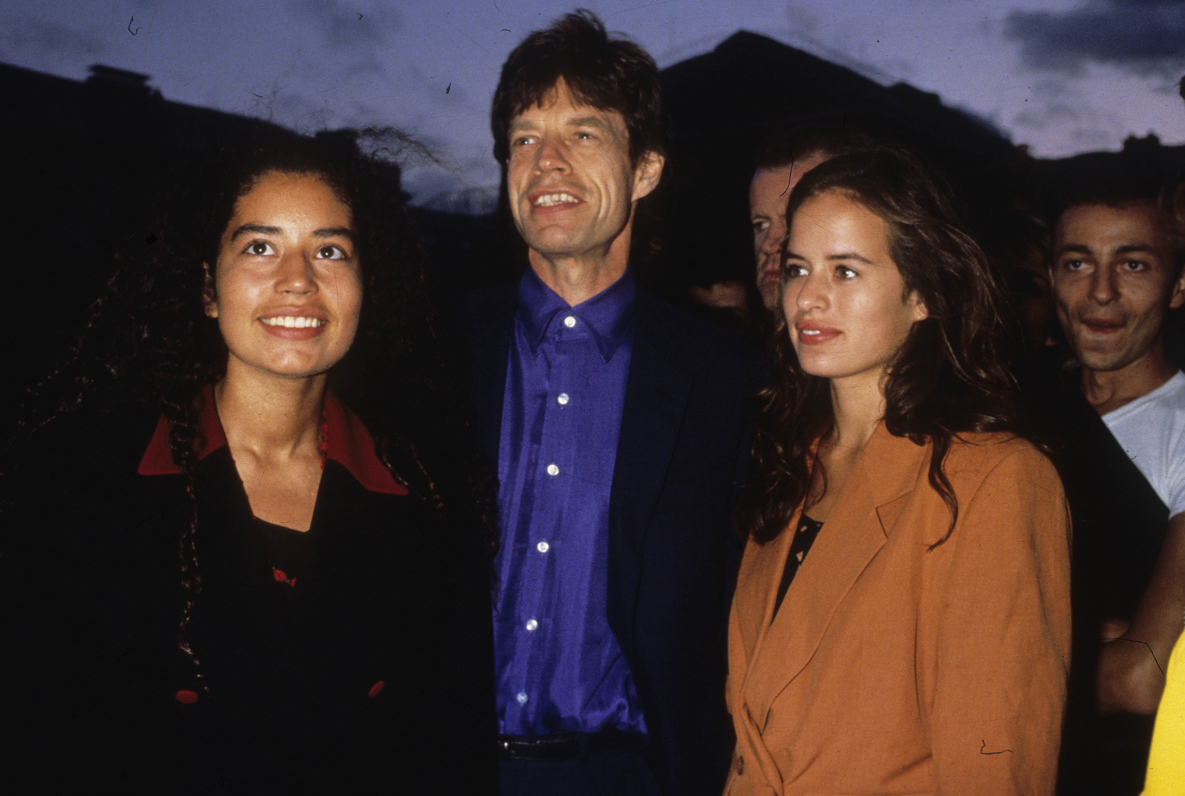 Le chanteur des "Rolling Stones", Mick Jagger, pose avec ses filles Karis et Jade (à droite) en 1995 à Paris, France. / Source : Getty Images