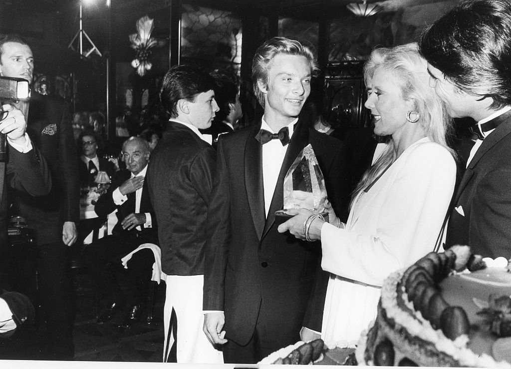Sylvie Vartan, David hallyday et Tony Scotti au restaurant de Maxim a Paris, en 1984. | Getty Images