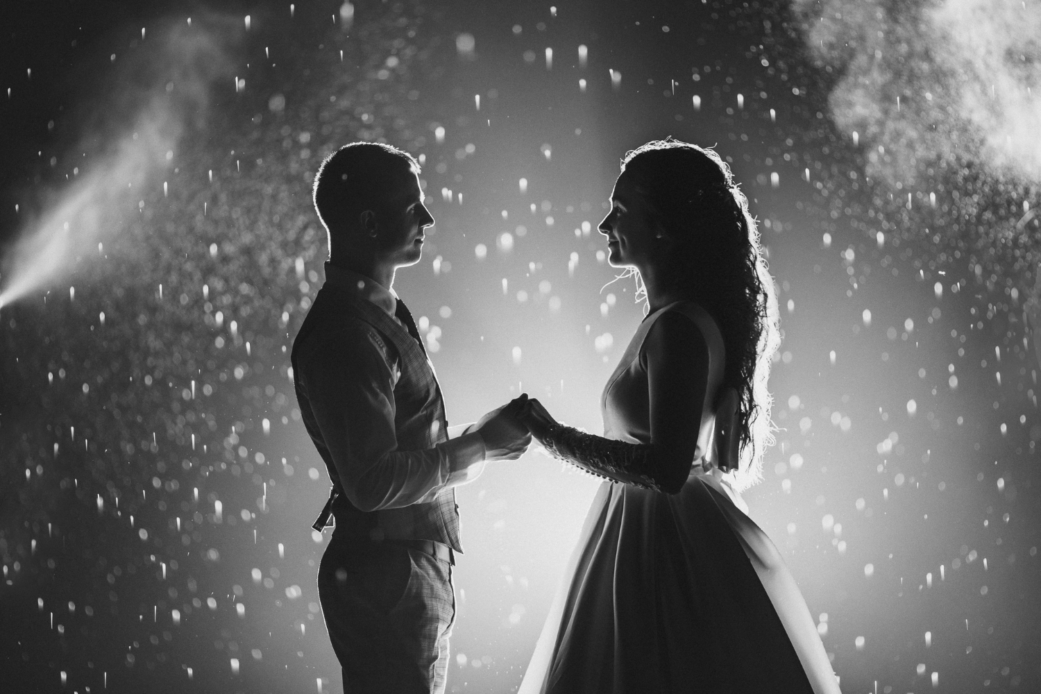 A bride and groom dancing | Source: Freepik