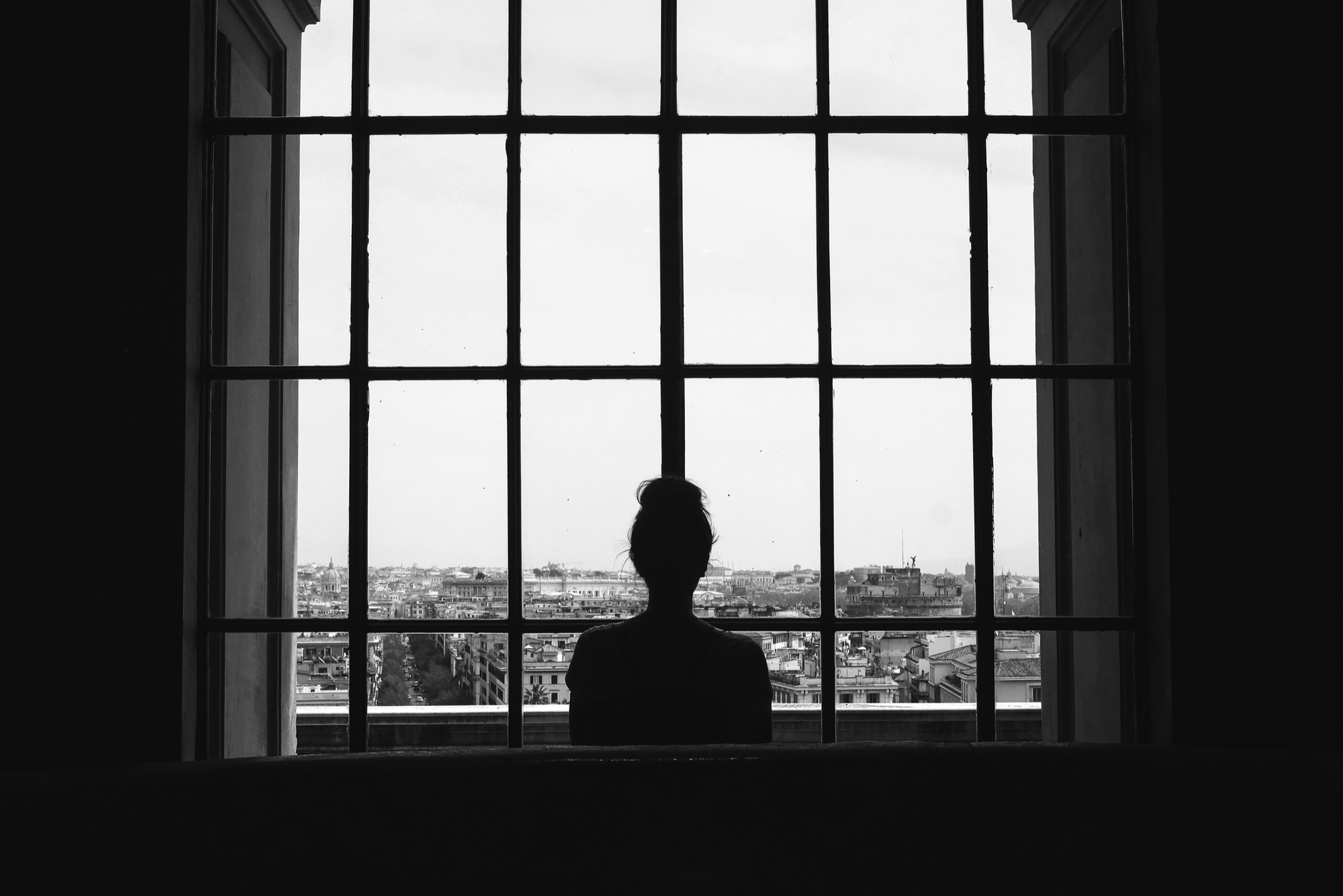 Une femme debout près d'une fenêtre | Source : Freepik