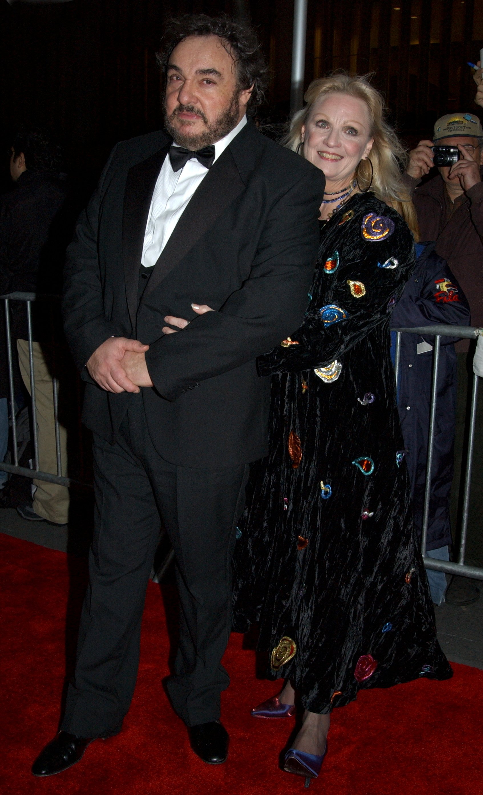 John Rhys Davies avec Suzanne à New York, États-Unis, le 13 décembre 2001 | Source : Getty Images