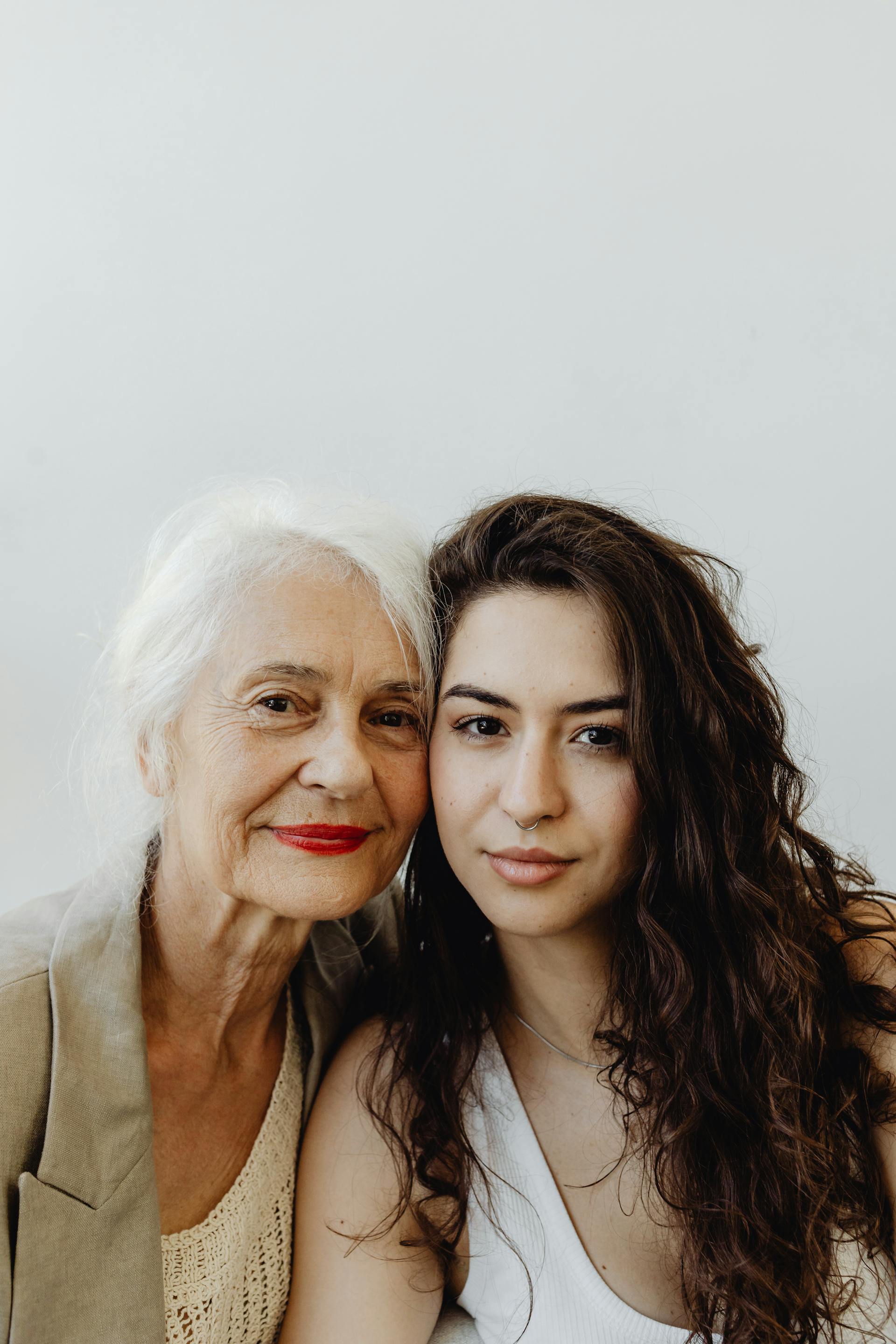 Une grand-mère heureuse avec sa petite-fille | Source : Pexels