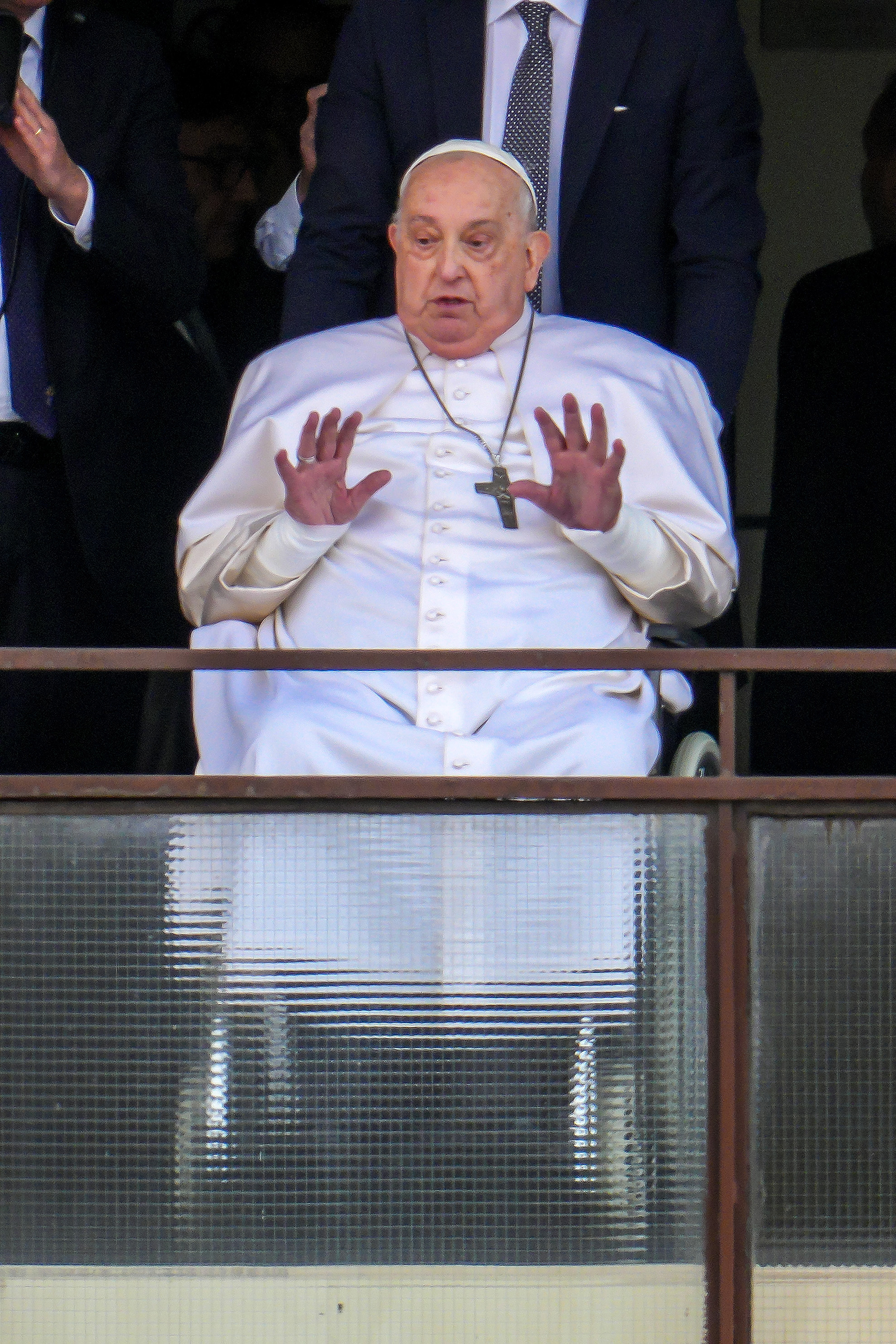 Le pape François apparaît sur son balcon pour s'adresser à la foule à l'hôpital Gemelli à Rome, en Italie, le 23 mars 2025 | Source : Getty Images