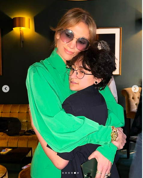 Jennifer Lopez et Emme Muñiz partageant une tendre étreinte postée le 25 mars 2024 | Source : Instagram/jlo