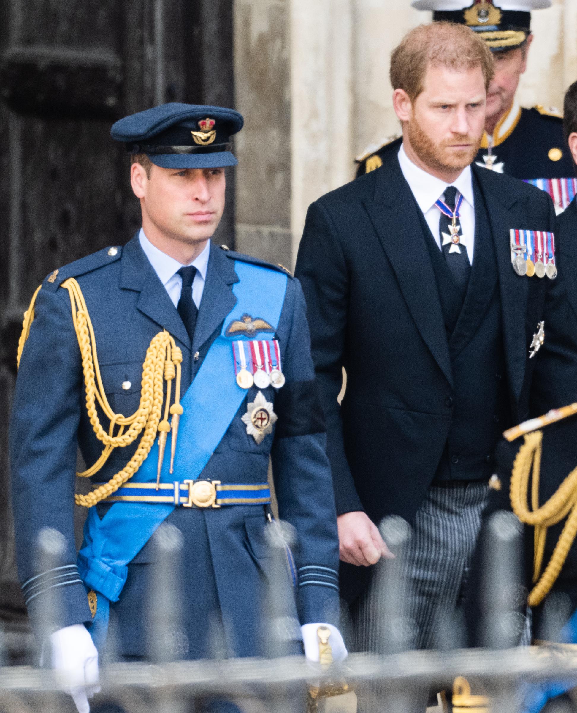 Le prince William et le prince Harry lors des funérailles nationales de la reine Élisabeth II à l'abbaye de Westminster, le 19 septembre 2022 à Londres, en Angleterre. | Source : Getty Images