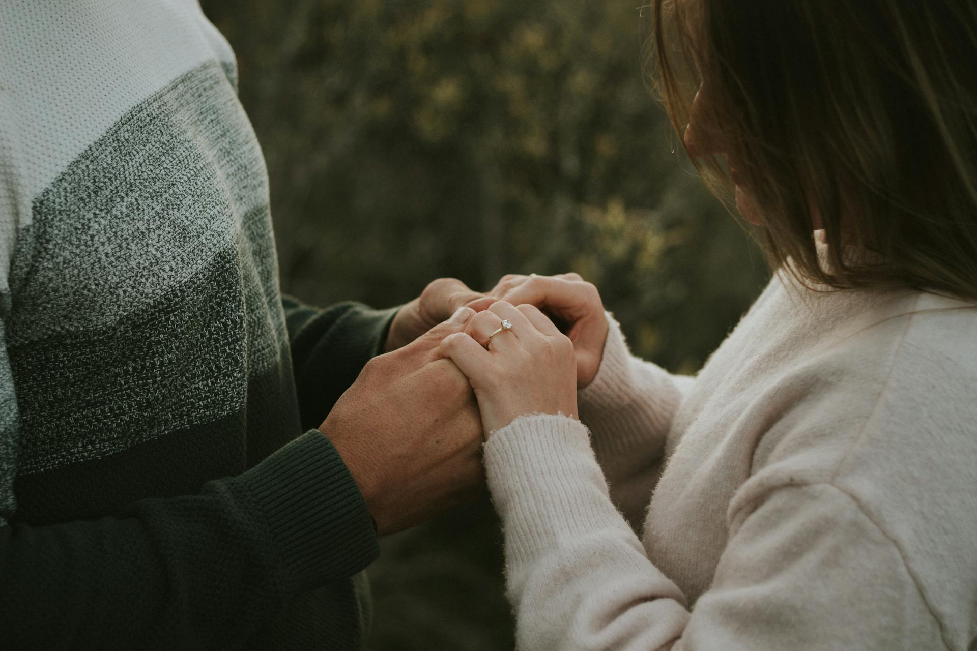 Un homme tenant les mains d'une femme | Source : Pexels