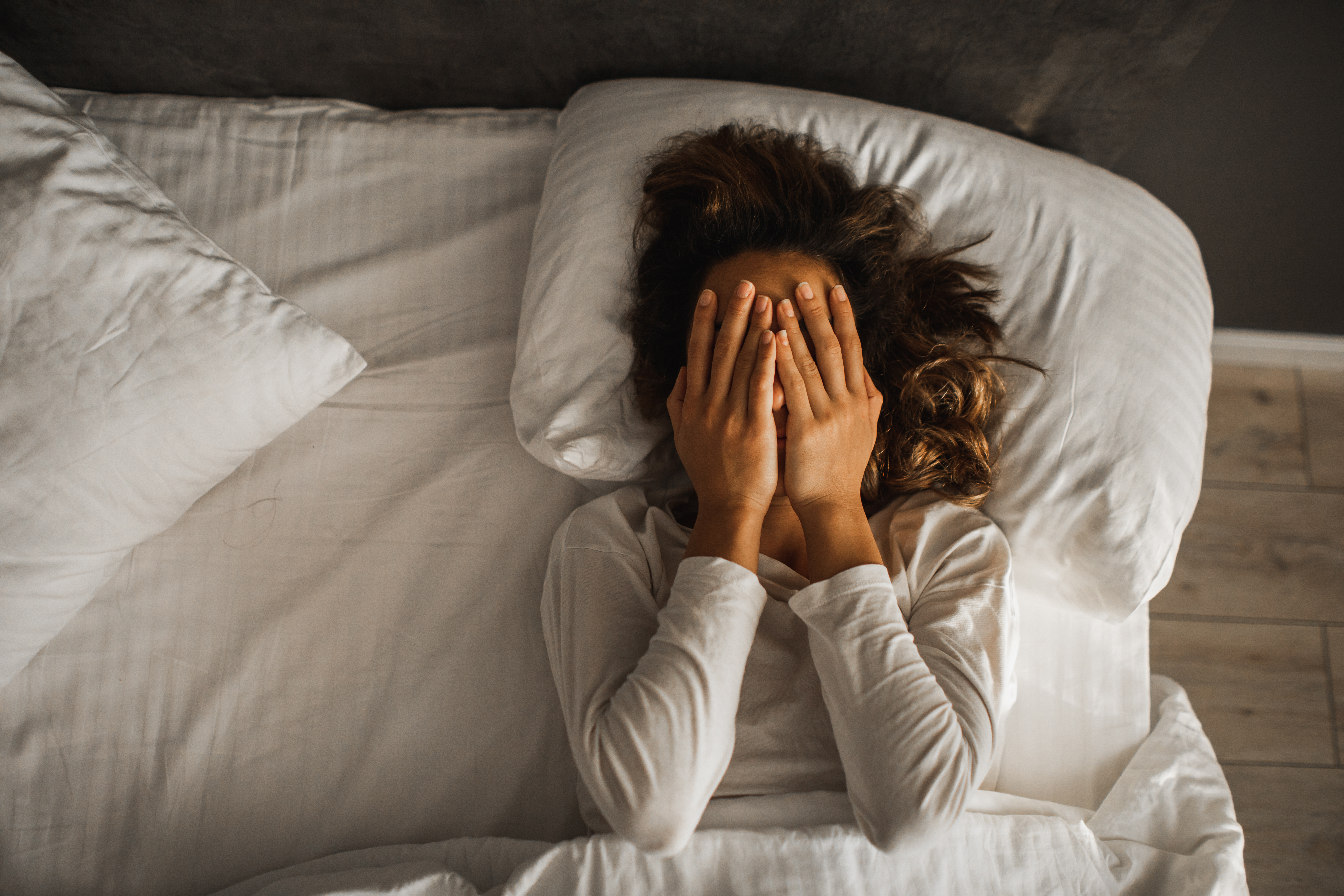 Une femme triste au lit | Source : Getty Images
