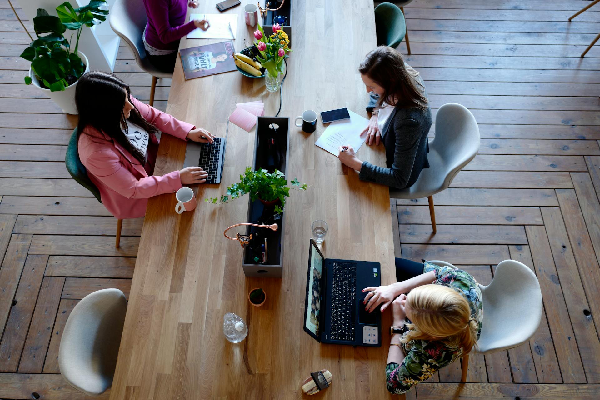 Des femmes travaillant dans un bureau | Source : Pexels