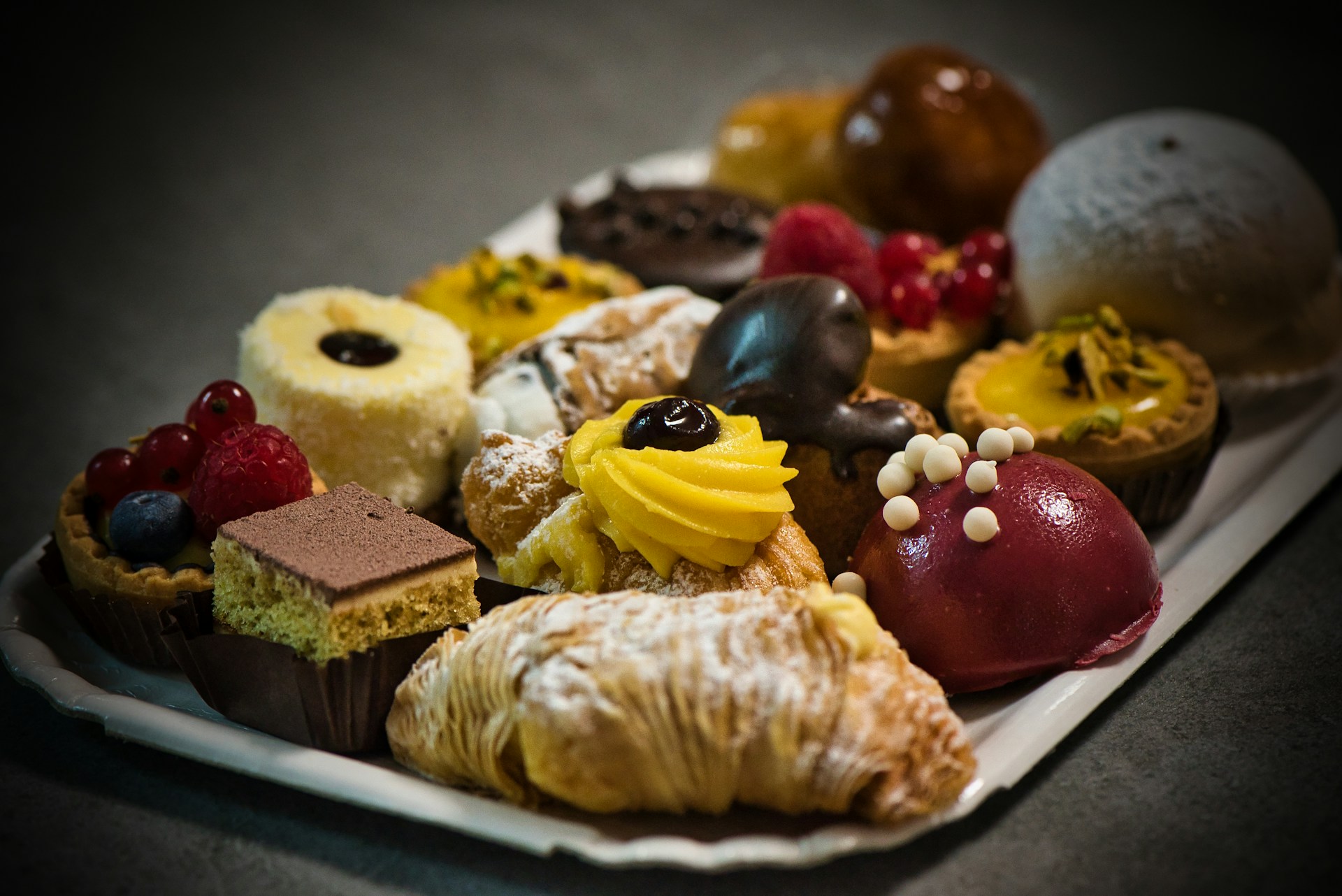Un plateau chargé de desserts | Source : Unsplash
