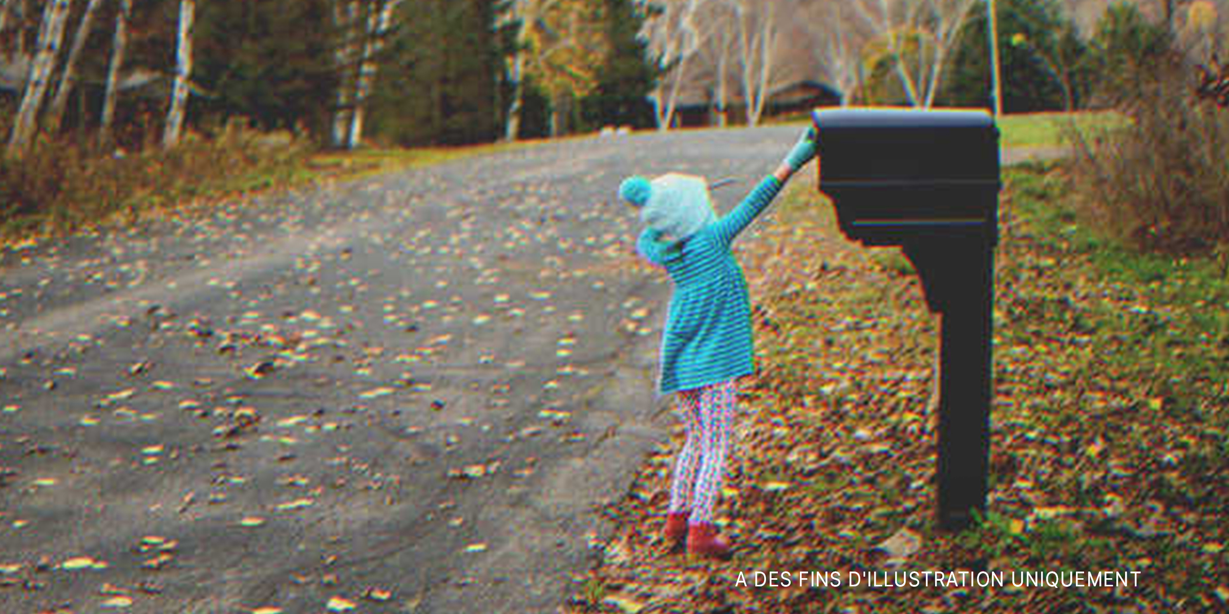 Une petite fille mettant une lettre dans une boîte aux lettres | Source : Getty Images