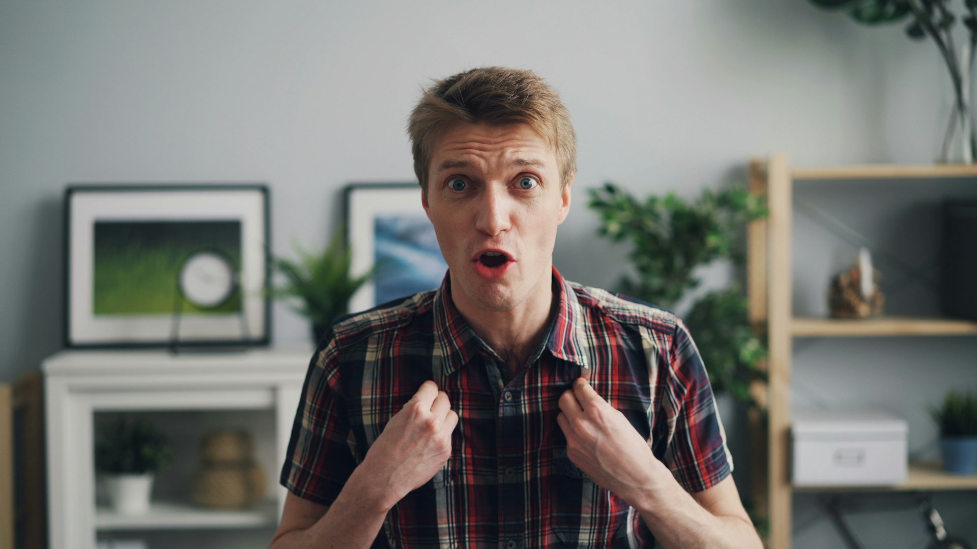 Un homme qui parle à quelqu'un | Source : Unsplash