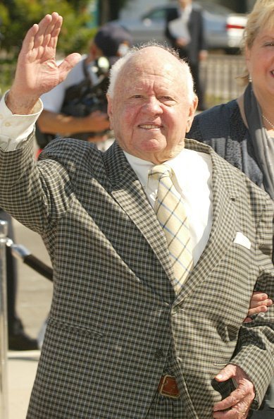 Mickey Rooney assiste à la messe commémorative pour l'acteur et comédien Bob Hope | Source : Getty Images